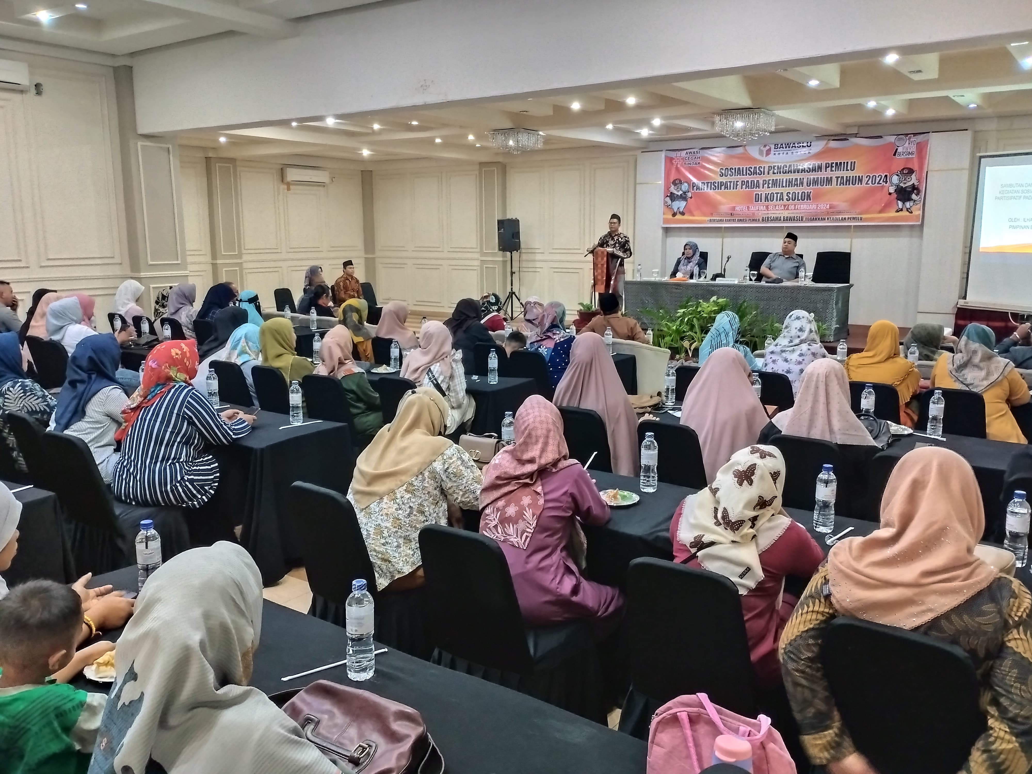 Anggota Bawaslu Kota Solok, Ilham Eka Putra membuka kegiatan Sosialisasi Pengawasan Pemilu Partisipatif, Taufina Hotel, Selasa (06/02/2024).