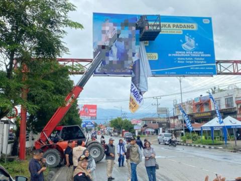 Tim Gabungan Kota Solok saat mencopot APK yang masih terpasang di Jalan Pandan Ujung, Kota Solok, Minggu (11/2)
