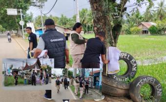 Jajaran Bawaslu Kota Solok dan tim Satpol PP Kota Solok saat menertibkan seratusan APK yang melanggar aturan dan ketentuan