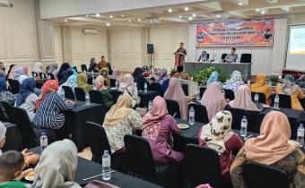 Anggota Bawaslu Kota Solok, Ilham Eka Putra membuka kegiatan Sosialisasi Pengawasan Pemilu Partisipatif, Taufina Hotel, Selasa (06/02/2024).