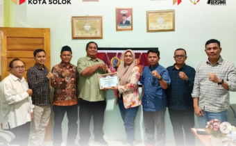 Pada Rabu (18/06), Badan Pengawas Pemilihan Umum (Bawaslu) Kota Solok menerima kunjungan silaturahmi dari Komisi Pemilihan Umum (KPU) Kota Solok di kantor sekretariat setempat.