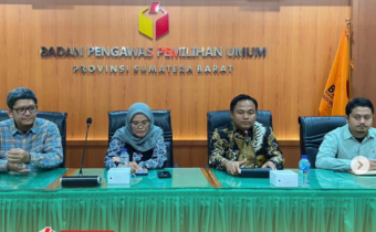 Bawaslu Kota Solok menegaskan komitmennya dalam mengawal akurasi data pemilih dengan menghadiri Rapat Koordinasi (Rakor) Evaluasi Pengawasan dan Mekanisme Penindakan Data Pemilih Berkelanjutan (PDPB) di Padang, (12/07). 