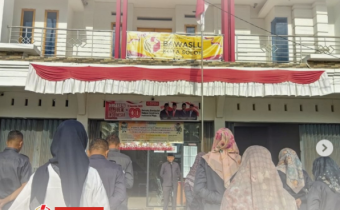 Bawaslu Kota Solok melaksanakan apel pagi rutin pada Senin (25/8/2025) yang dipimpin langsung oleh Ketua Bawaslu Kota Solok, Rafiqul Amin