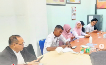 Bawaslu Kota Solok menggelar rapat evaluasi penataan kearsipan yang dipimpin oleh Koordinator Sekretariat bersama staf, pada Rabu (27/8/2025) di Kantor Bawaslu Kota Solok