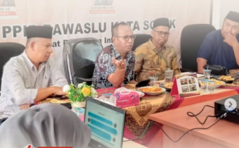 Anggota Bawaslu Provinsi Sumatera Barat, Vifner, menegaskan pentingnya pemahaman menyeluruh bagi seluruh staf Bawaslu terkait mekanisme penanganan pelanggaran pemilu  di Kantor Bawaslu Kota Solok pada Senin, 22 September 2025.