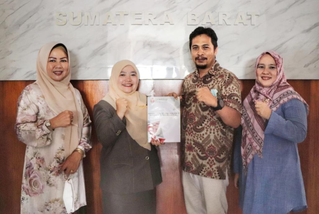 Penuhi Kewajiban Badan Publik, Bawaslu Kota Solok Serahkan Laporan Layanan Informasi Publik Ke Komisi Informasi 