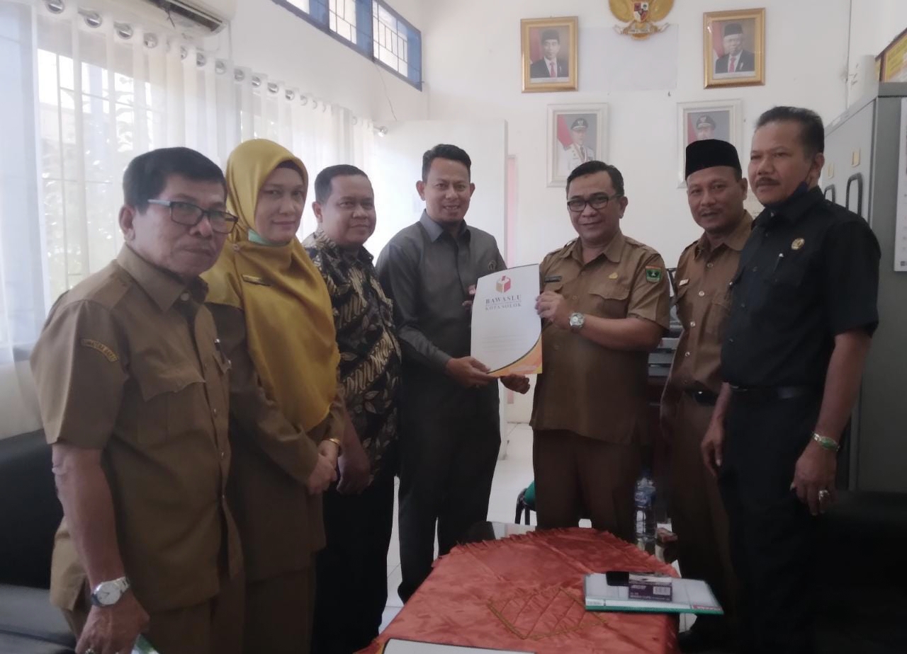Tandatangani MoU dan PKS bersama SMA N 1 Solok, Bawaslu optimis Netralitas ASN dan Partisipasi Pemilih pemula meningkat di Pemilu mendatang