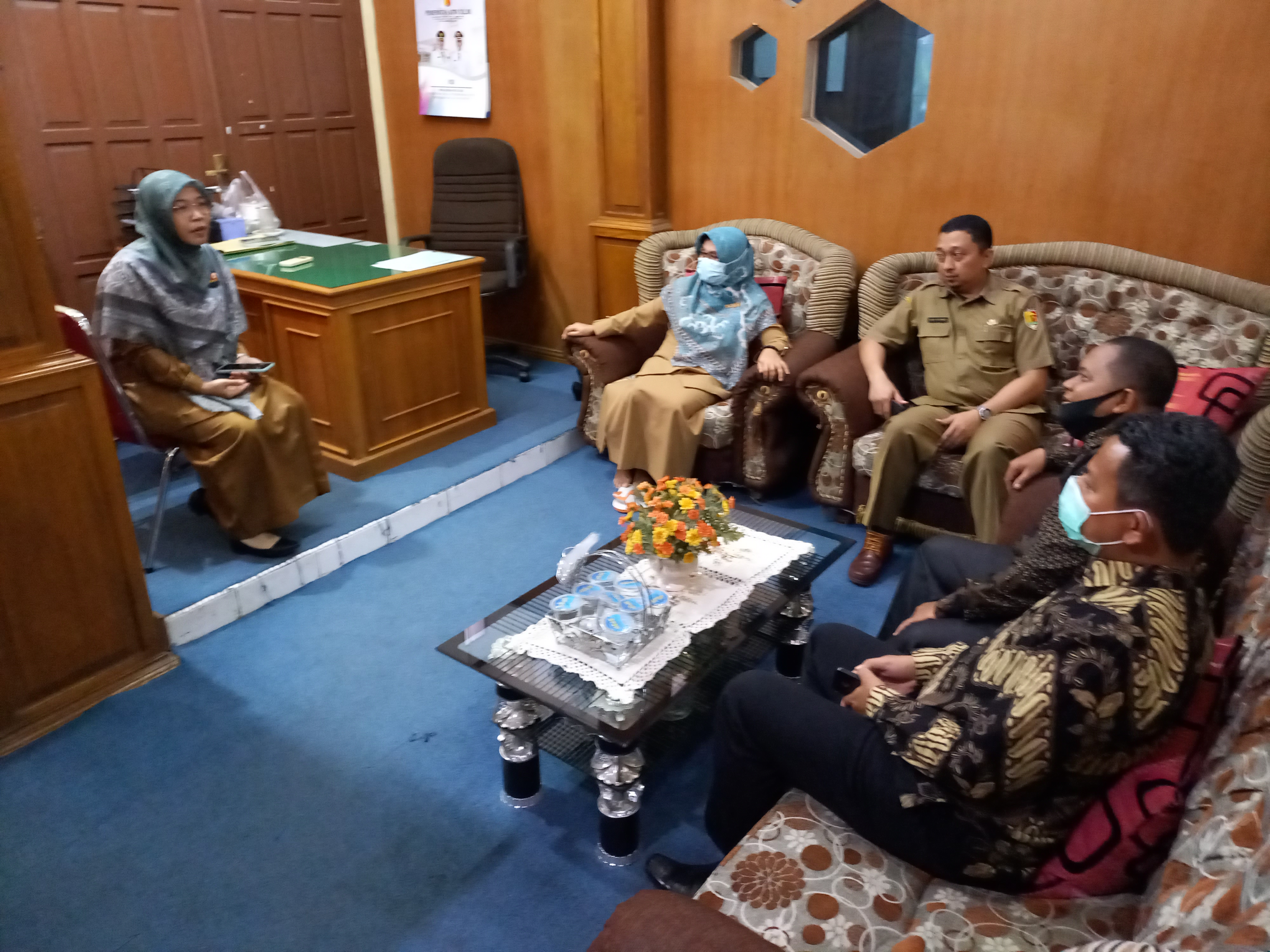 Tingkatkan Pengawasan Pemuktahiran DPB, Bawaslu Kota Solok lakukan koordinasi dengan instansi terkait.