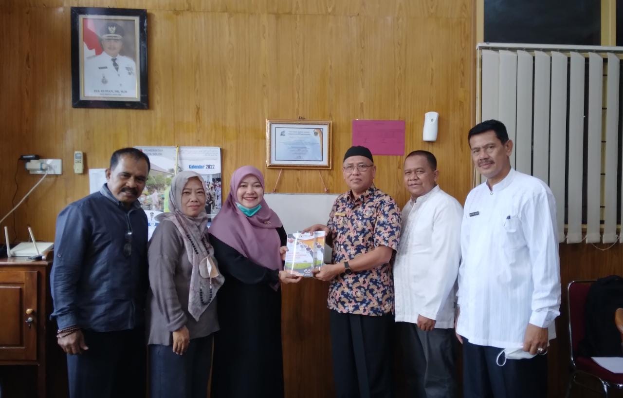 Bawaslu Kota Solok Serahkan Buku Pengawasan Pemilihan Serentak kepada DPK Kota Solok