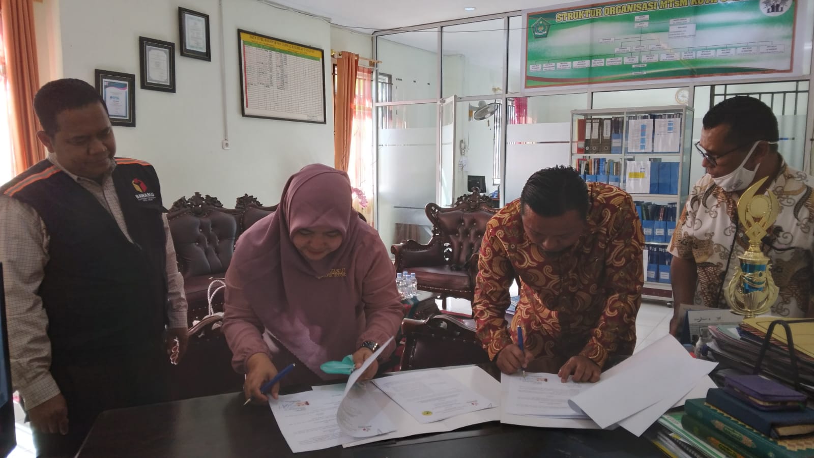 Tingkatkan Netralitas ASN dan Partisipasi Pemilih Pemula di lingkungan Boarding School, Bawaslu Kota Solok jalin kerjasama dengan SMA Islam Al Mumtaz