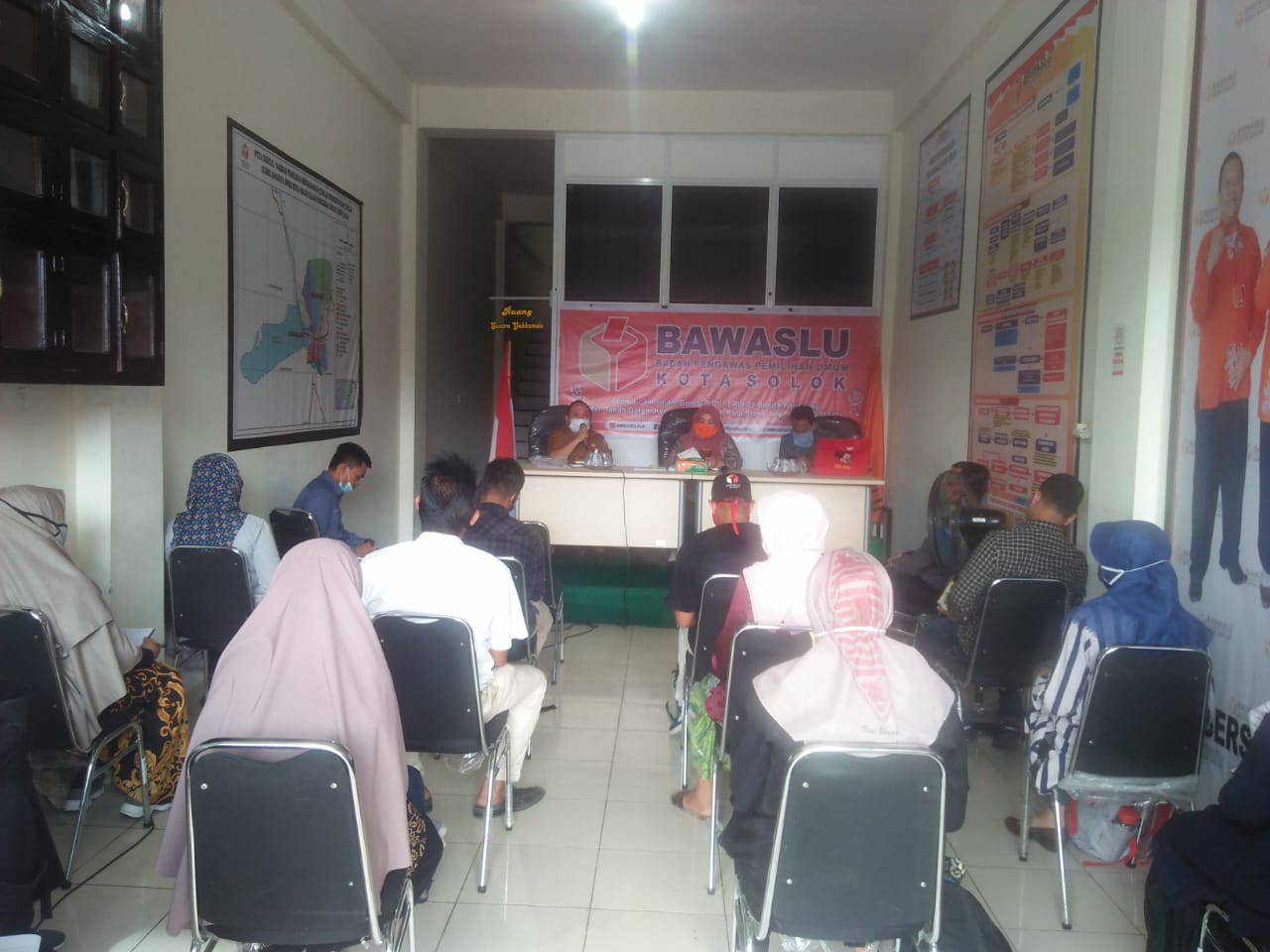 Jelang Dilaksanakannya Tahapan Pemuktahiran Data Pemilih, Bawaslu berikan Bimtek bagi Jajaran Pengawas se-Kota Solok.