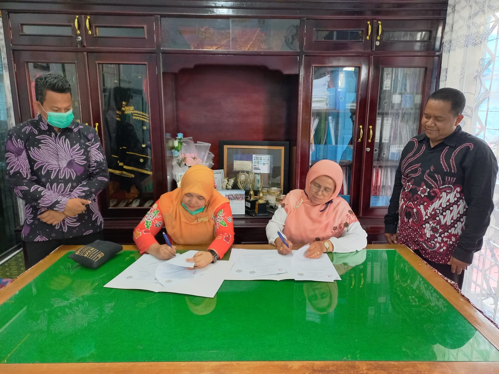 Menyonsong Pemilu dan Pemilihan Serentak Tahun 2024, Bawaslu Kota Solok Tandatangani MoU Bersama SMA N 3 Solok