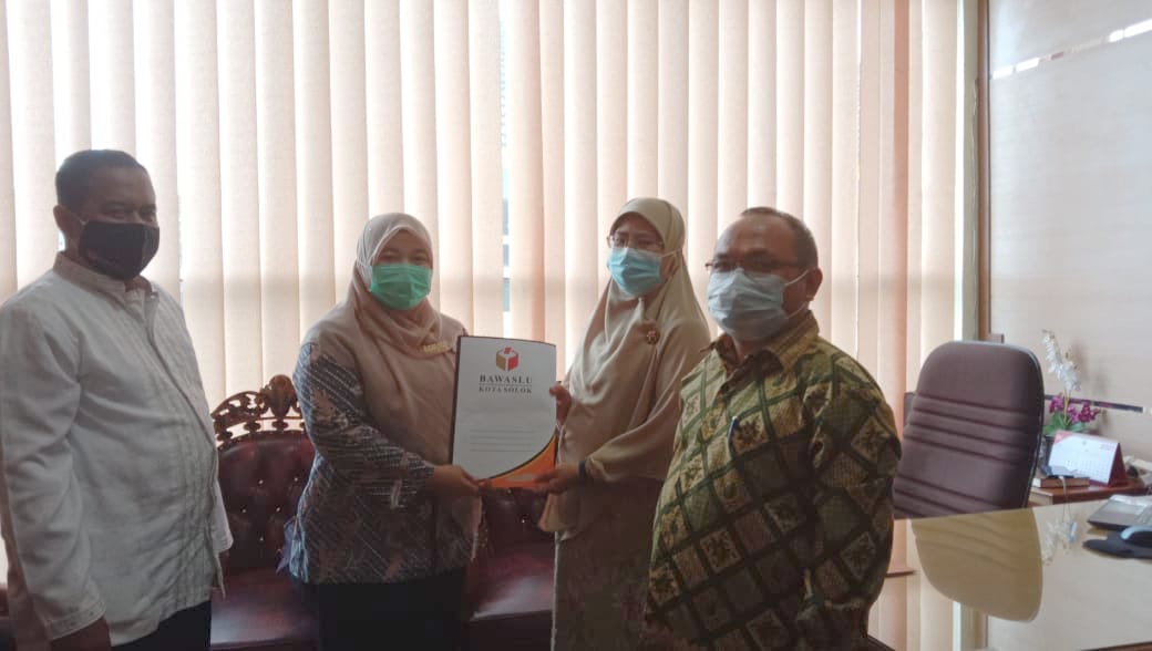 Sukses Mengawasi Pemilihan Serentak Tahun 2020, Bawaslu Kota Solok Serahkan Laporan Penggunaan Hibah