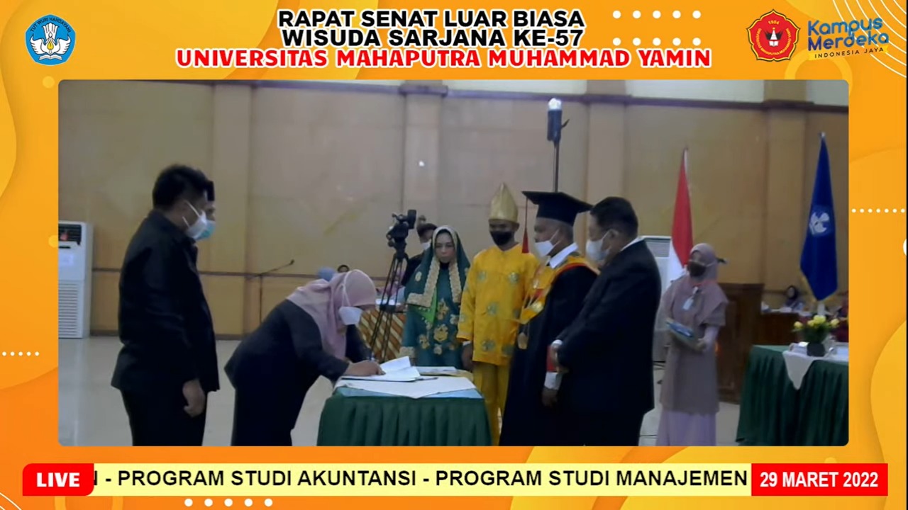 Dihadapan Wisudawan UMMY, Bawaslu Kota Solok Tandatangani MoU dan PKS Pengawasan Partisipatif