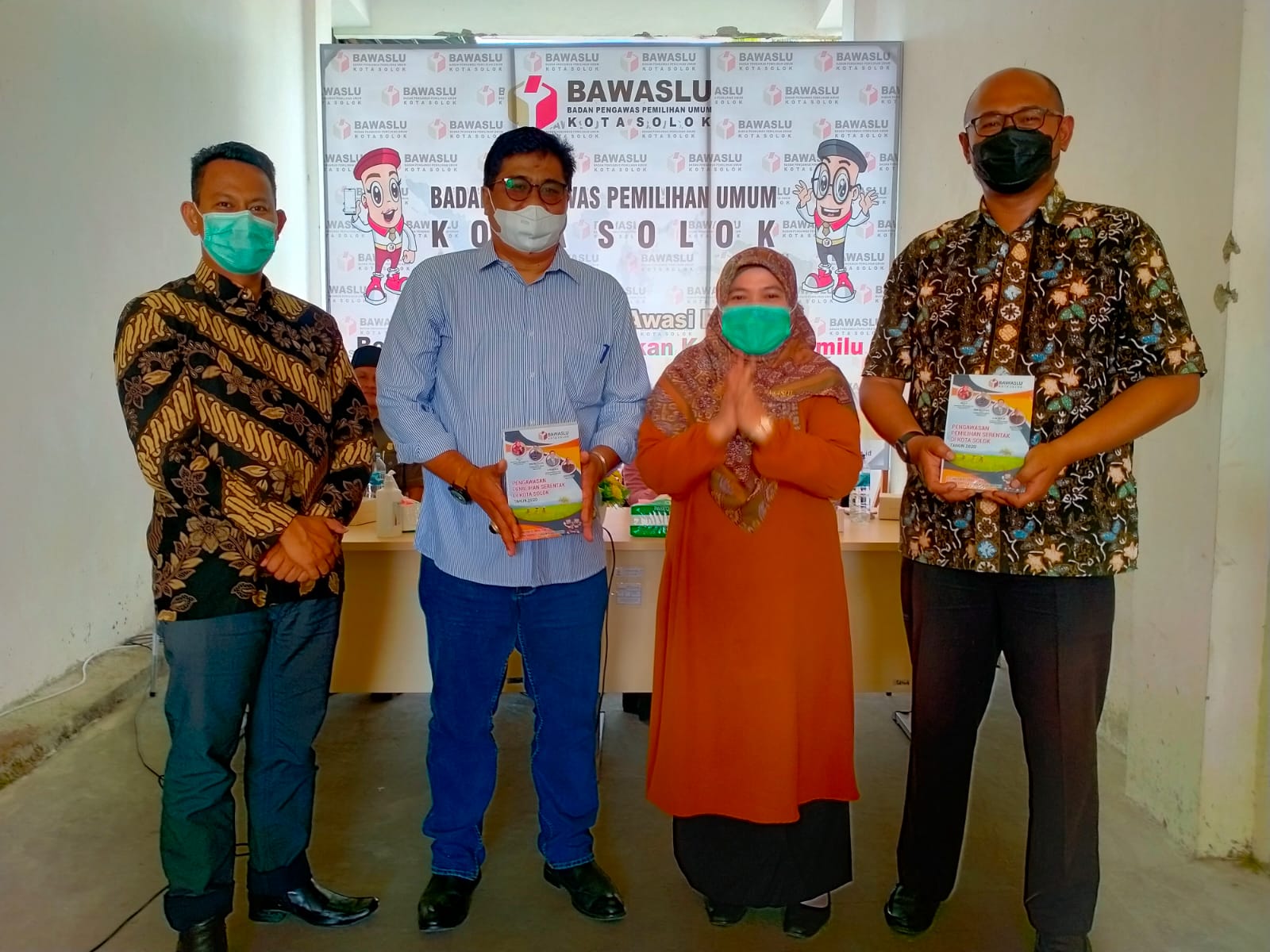 Sebagai Bentuk Pertanggungjawaban Kepada Publik, Bawaslu Kota Solok Terbitkan Buku Pengawasan Pemilihan 2020