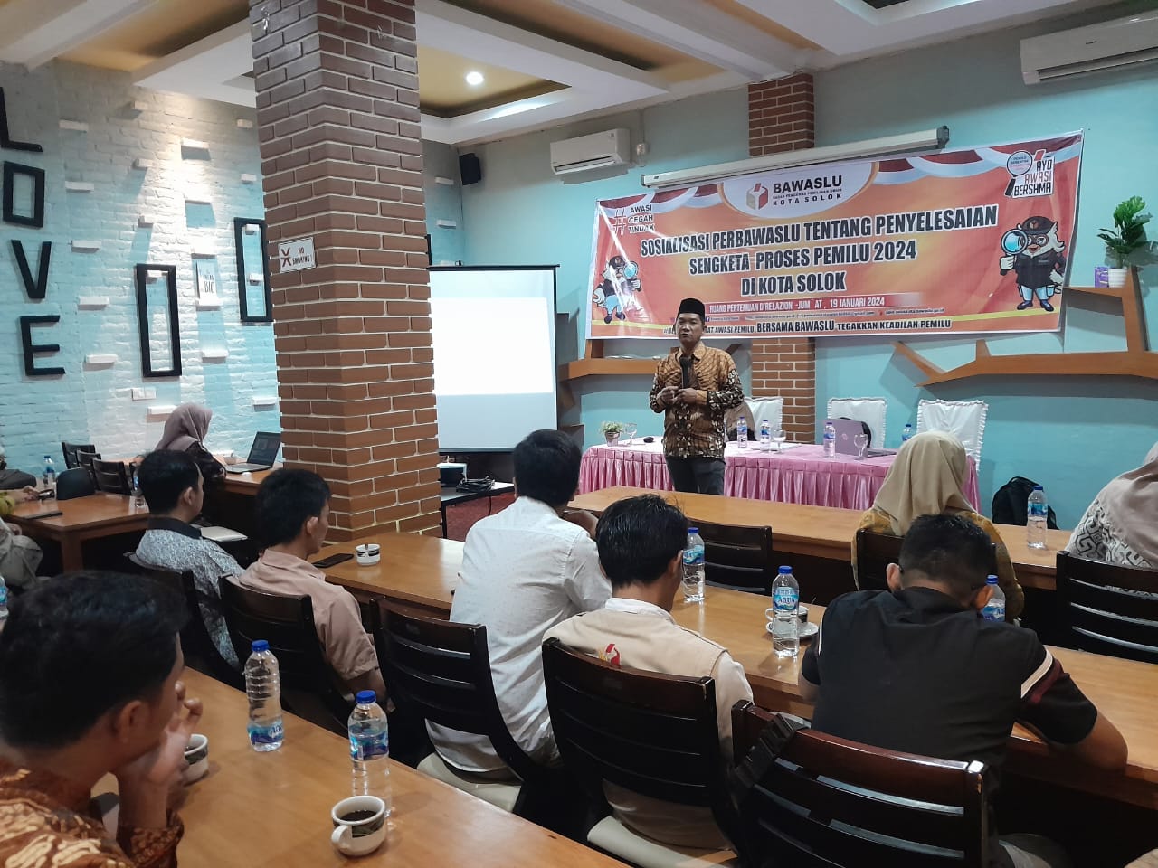 Hamdan selaku narasumber menyampaikan aspek-aspek penting dalam pemilu yang harus dipahami penyelenggara