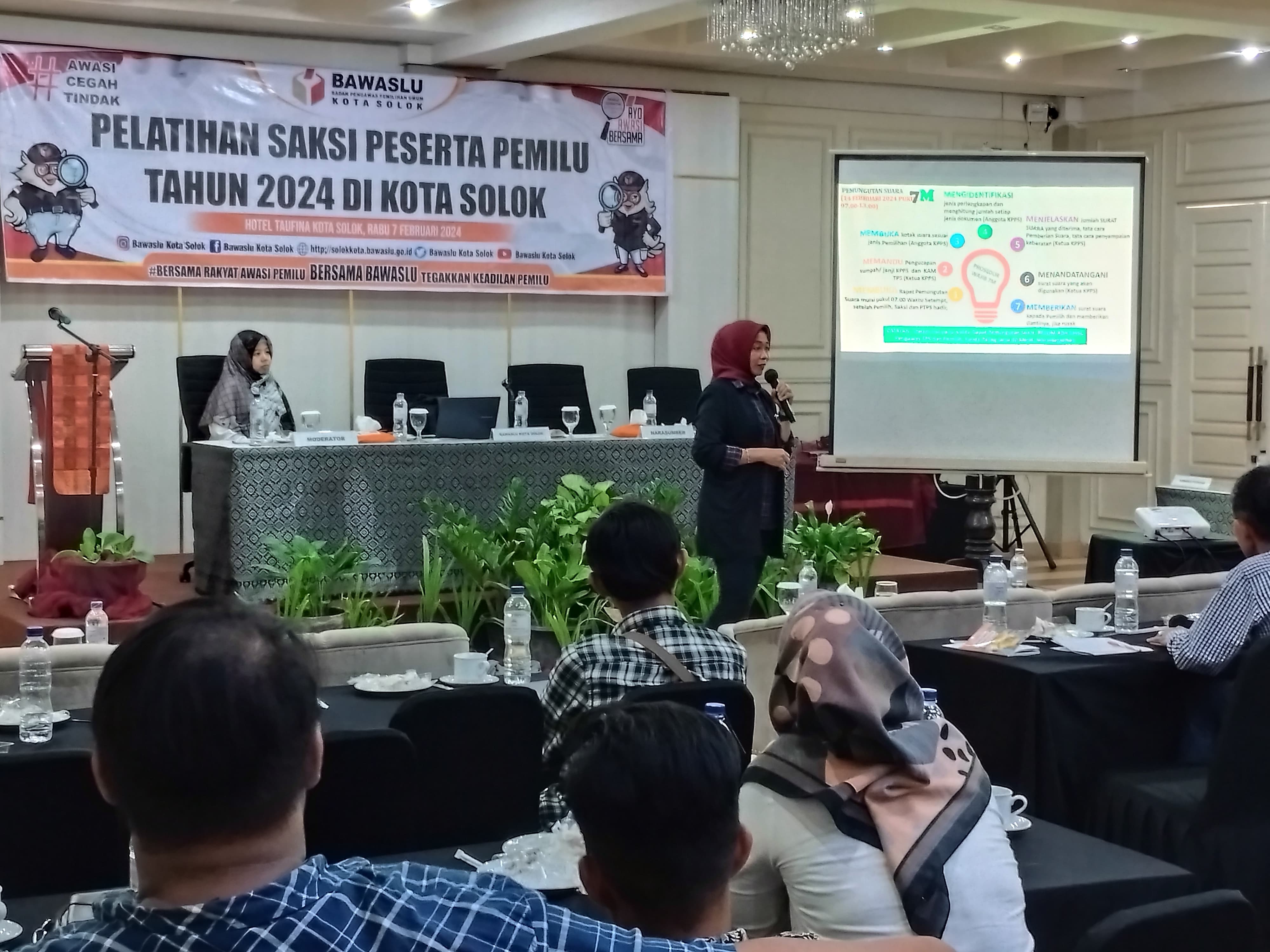 Yanuk Sri Mulyani, S.H., M.Si selaku narasumber memberikan pelatihan saksi peserta pemilu di Hotel Taufina Solok, 7 Februari 2024