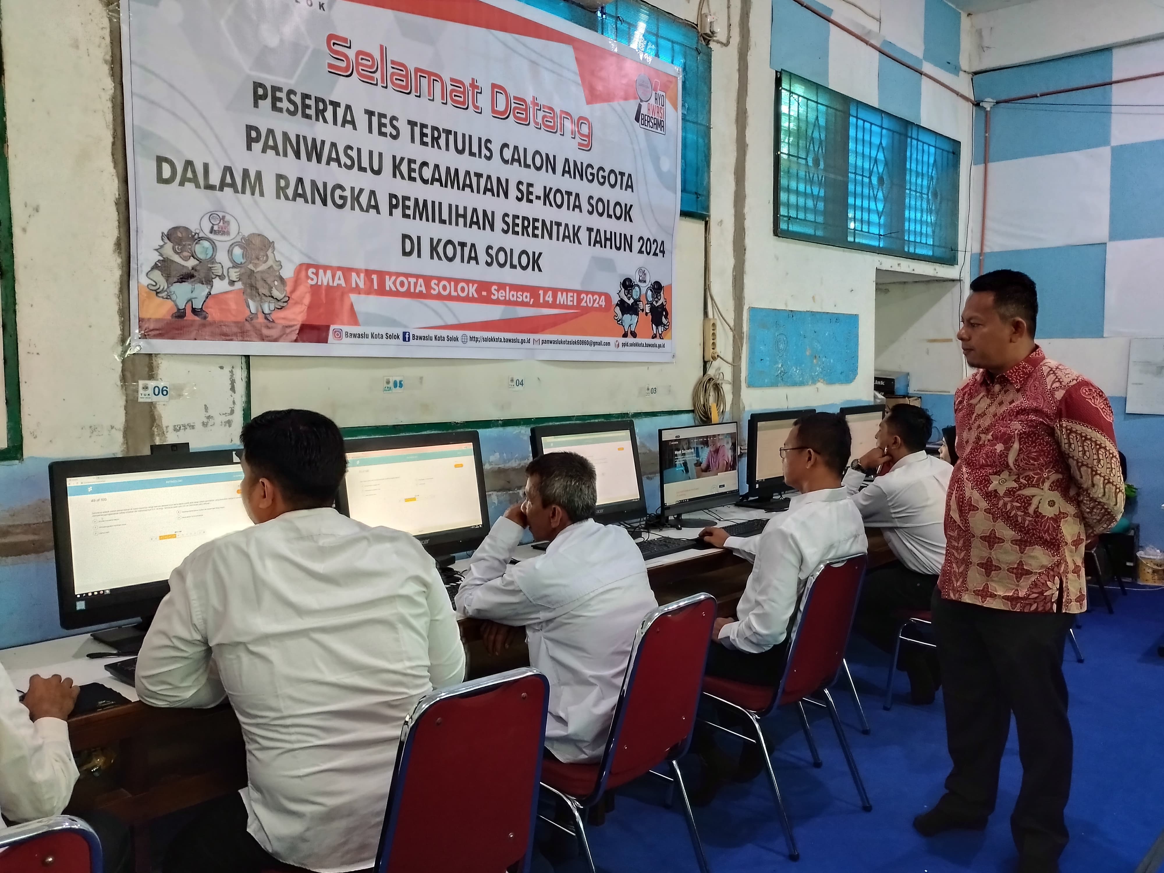 Ketua Bawalsu Kota Solok Awasi Langsung Proses Ujian Tes Tulis CAT