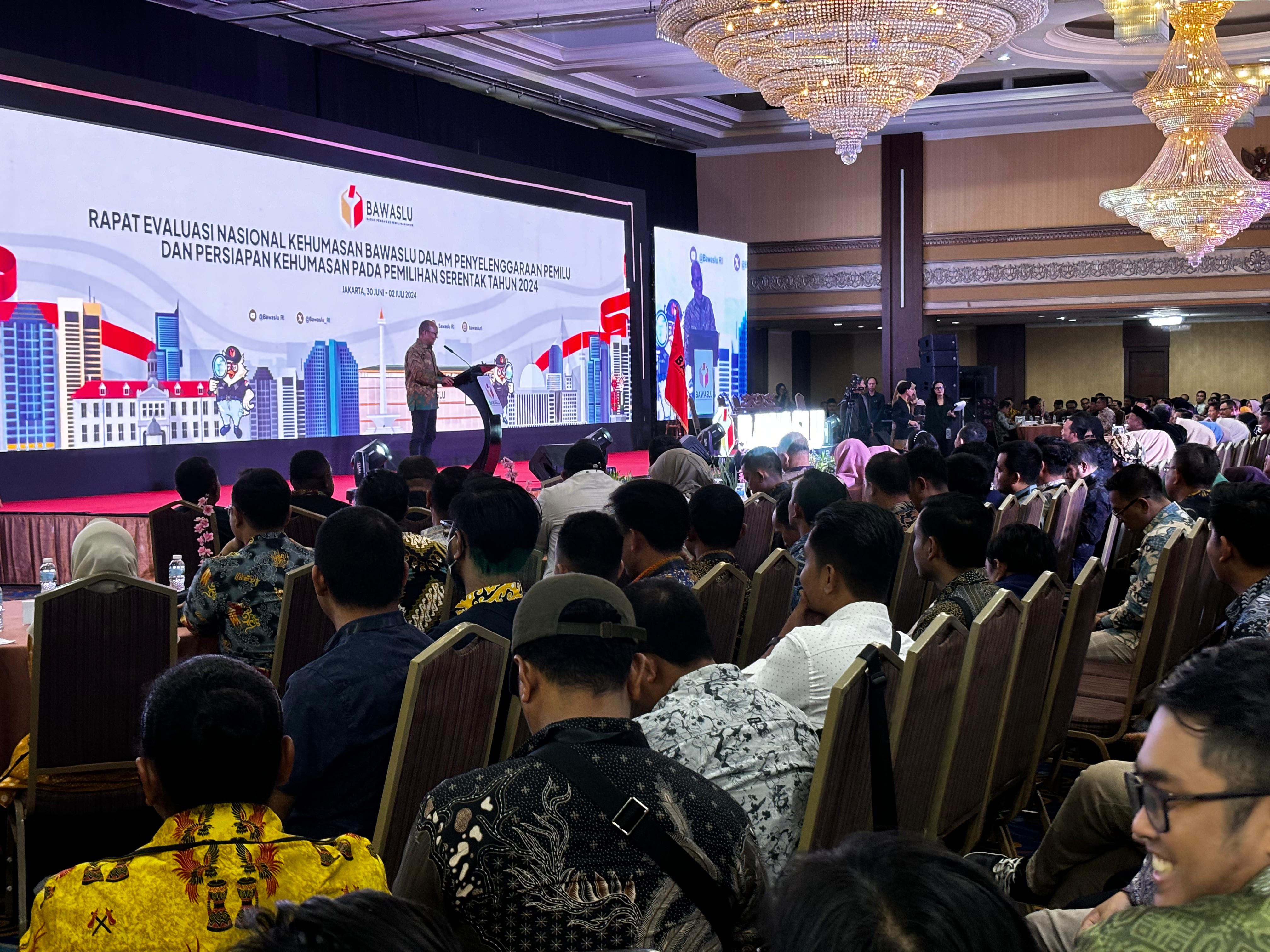 Pembukaan Rapat Evaluasi Nasional Kehumasan Bawaslu dalam penyelenggaraan Pemilu dan Persiapan Kehumasan pada tahapan Pemilihan serentak tahun 2024 di Golden Boutique Hotel, Minggu (30/6/2024)