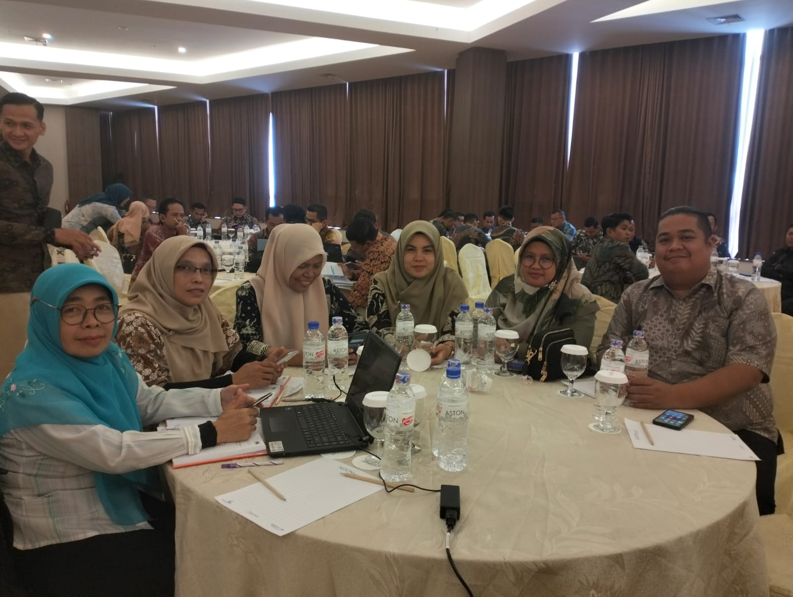 Koordinator Divisi Penanganan Pelanggaran dan Penyelesaian Sengketa (PPPS) Bawaslu Kota Solok, Eka Rianto dalam kegiatan Rapat Kerja Strategi Penanganan Pelanggaran pada Pemilihan Gubernur, Bupati, dan Wali Kota Tahun 2024 Wilayah Sumatera dan Kalimantan Tengah di Batam, Kepulauan Riau, Selasa (2/7/2024).