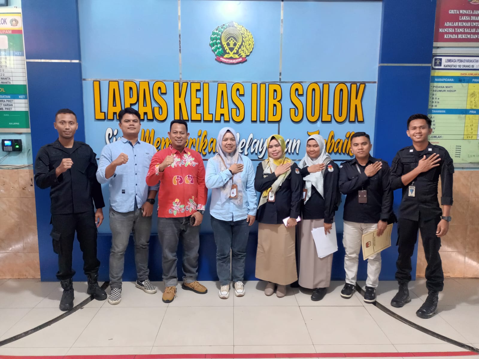 Ketua Bawaslu Kota Solok, Rafiqul Amin bersama KPU Kota Solok lakukan kunjungan ke Lapas Kelas IIB Solok, Rabu (03/07/24). 