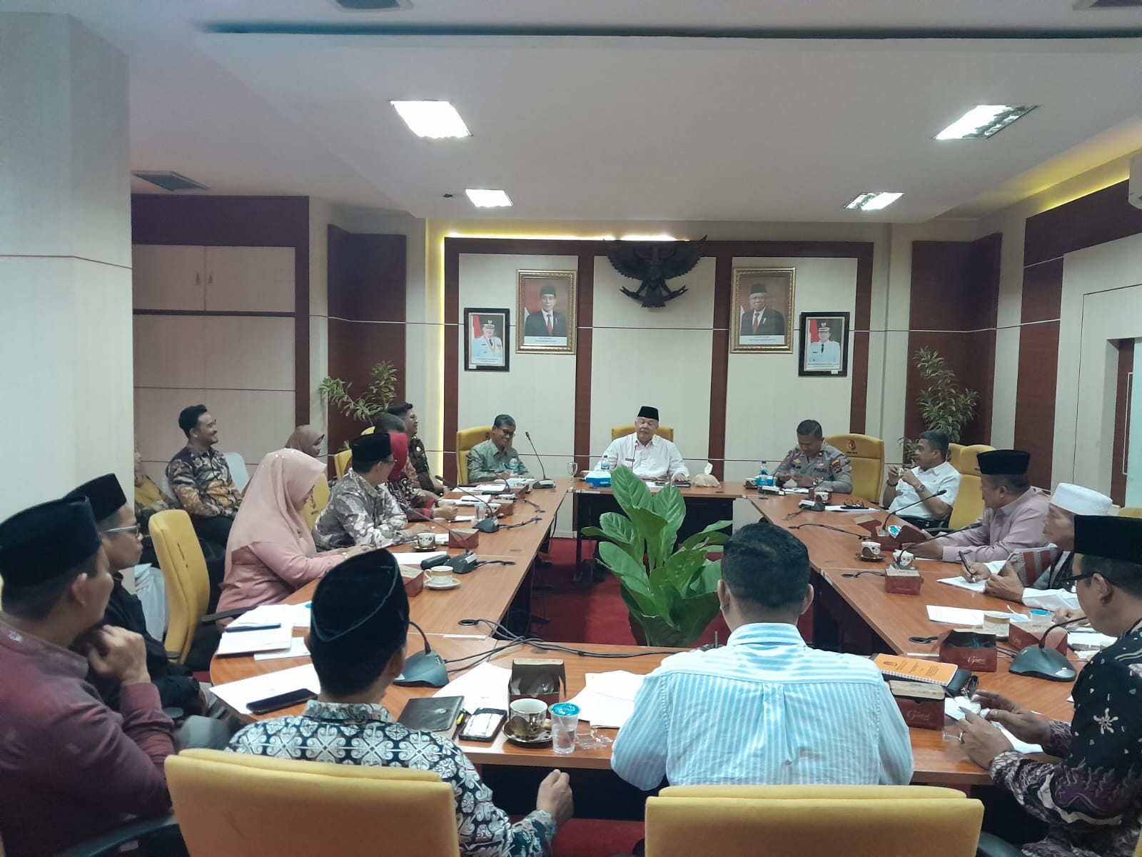 Rafiqul Amin beserta Anggota Bawaslu Kota Solok, Ilham Eka Putra dan Eka Rianto menghadiri undangan Walikota Solok pada pelaksanaan Ekspos kesiapan pelaksanaan Pemungutan Suara Ulang (PSU) DPD Sumbar pada Kamis, 4 Juli 2024. 