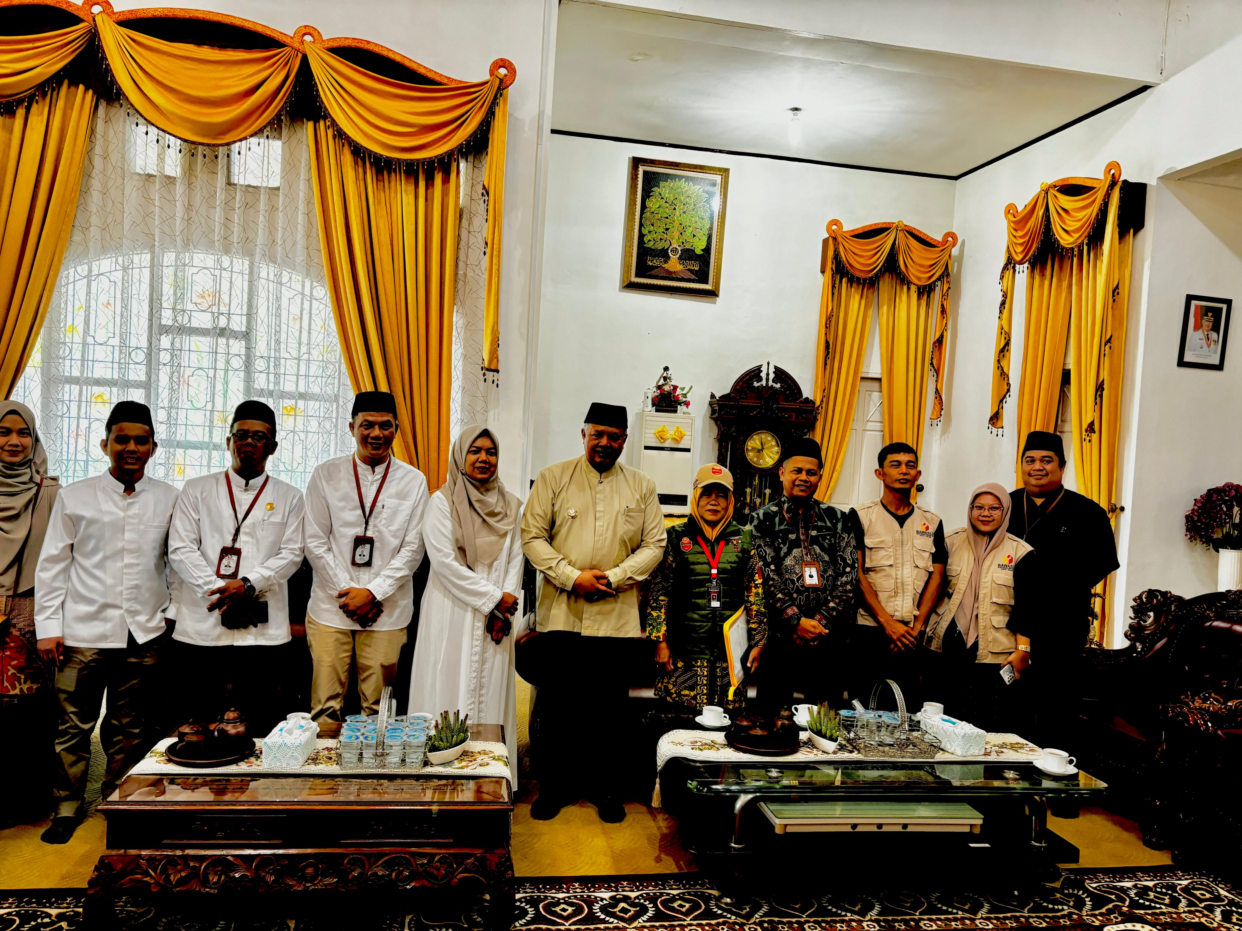 Bawaslu Kota Solok lakukan pengawasan coklit di Rumah Dinas Walikota Solok, Jumat (05/07).