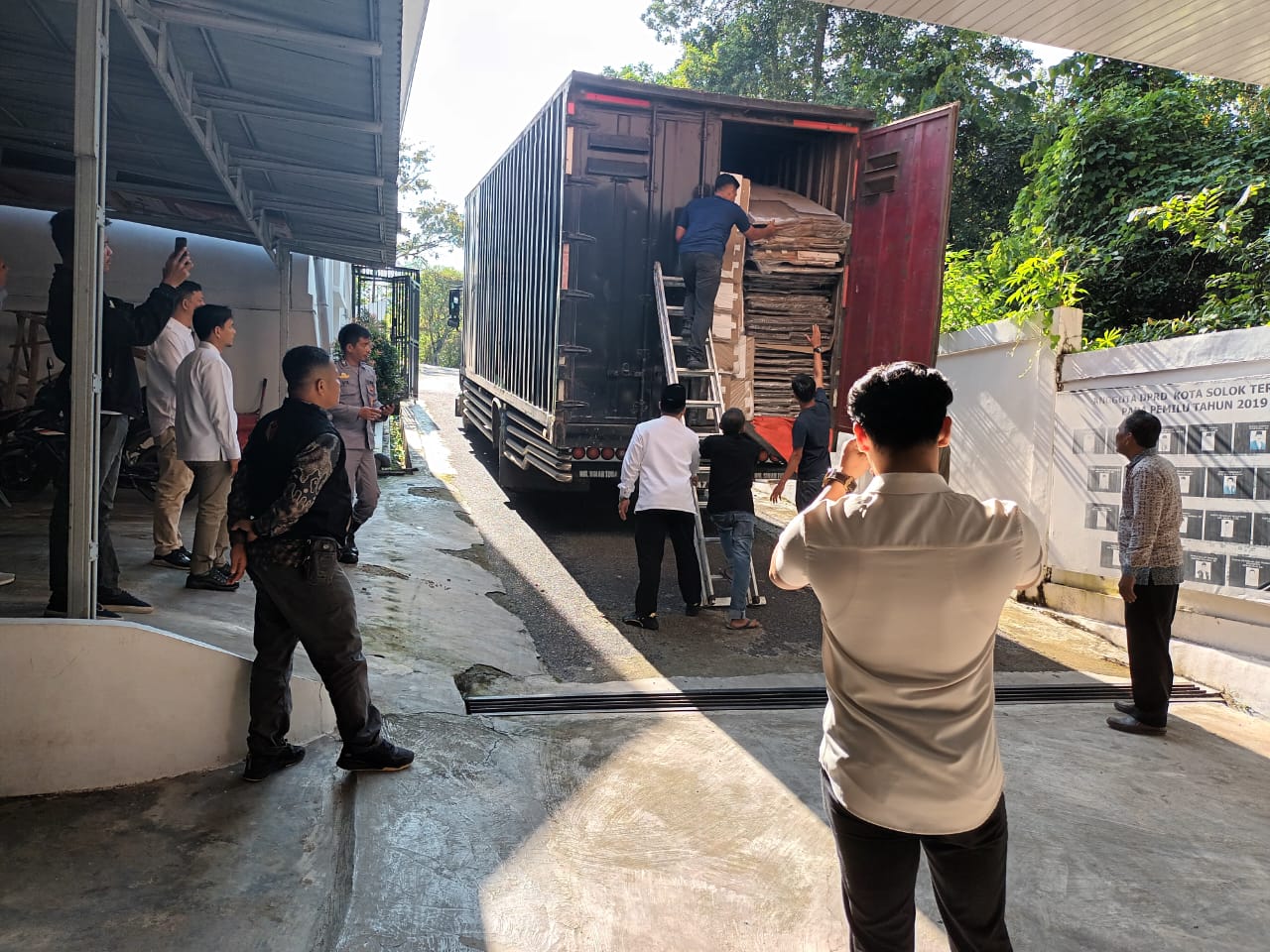 Bawaslu Kota Solok melakukan pengawasan melekat dalam mengawasi kedatangan logistik DPD untuk PSU, Jum'at (05/07)