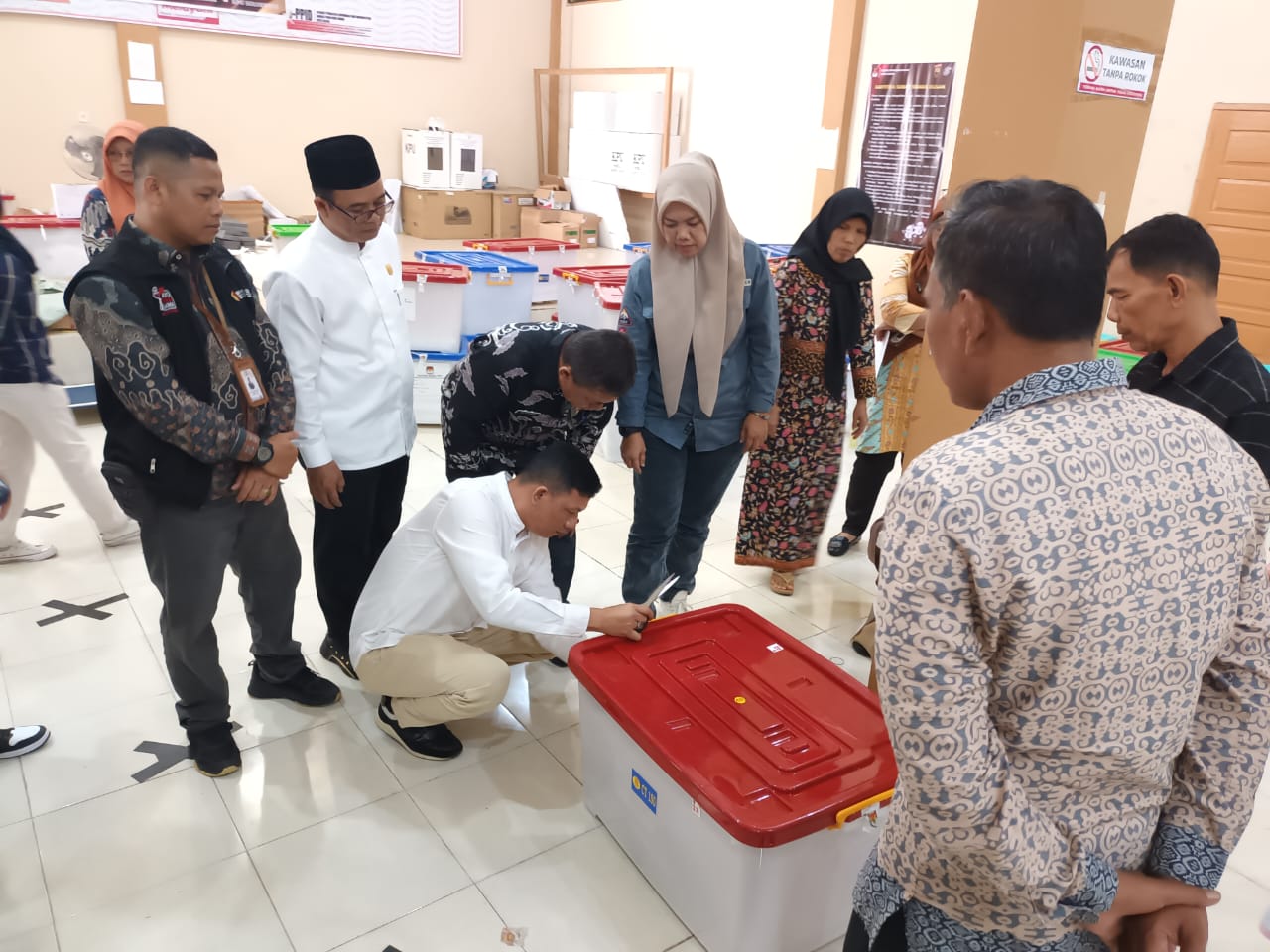 Anggota Bawaslu Kota Solok, Ilham Eka Putra menyaksikan proses pembukaan kotak suara di Gudang Logistik KPU Kota Solok, pada Jum'at, (05/07).