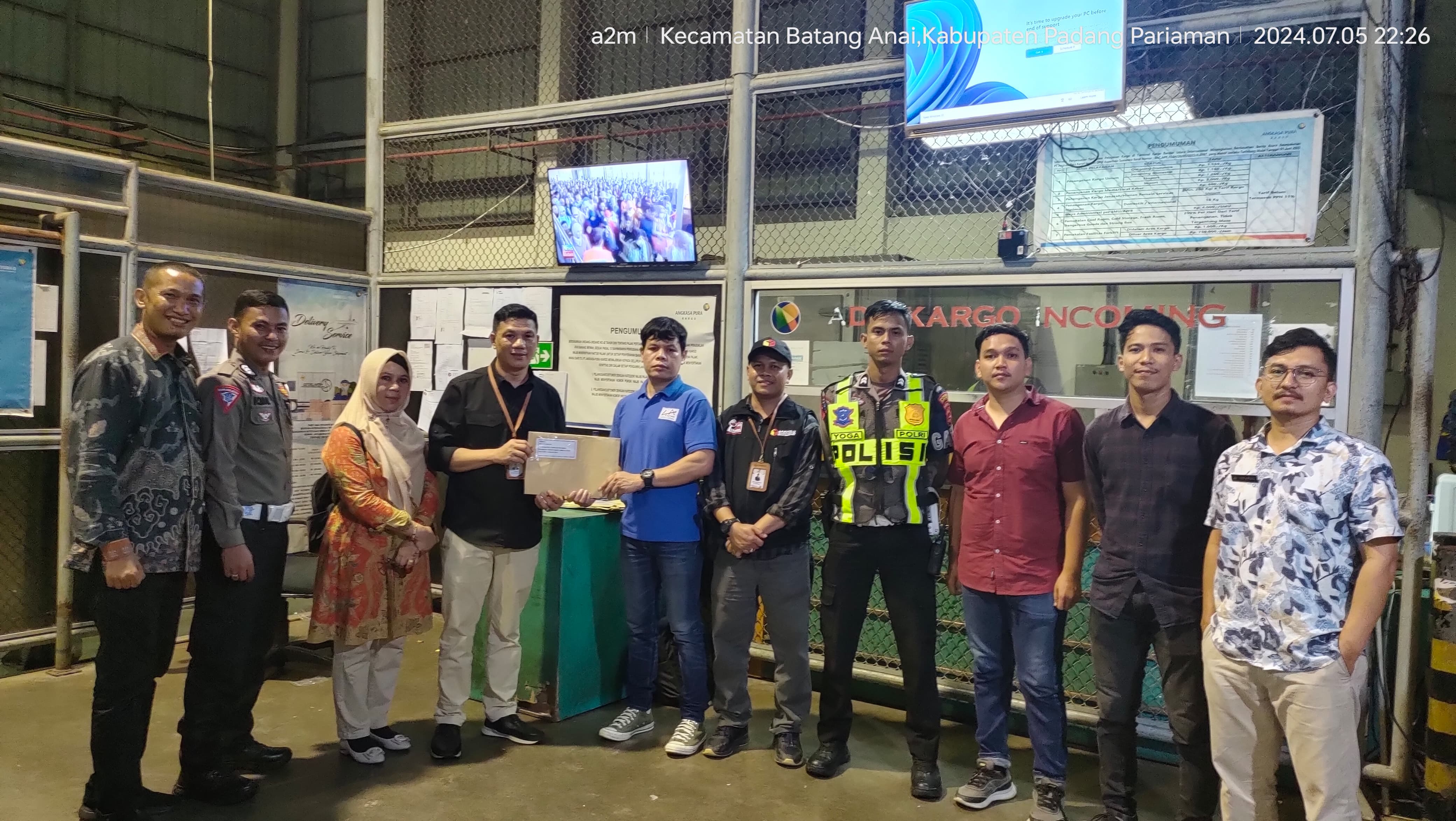 Bawaslu Kota Solok kawal Surat Suara DPD untuk Pemungutan Suara Ulang (PSU) yang tiba di Bandara Internasional Minangkabau Jum'at malam, (05/07).