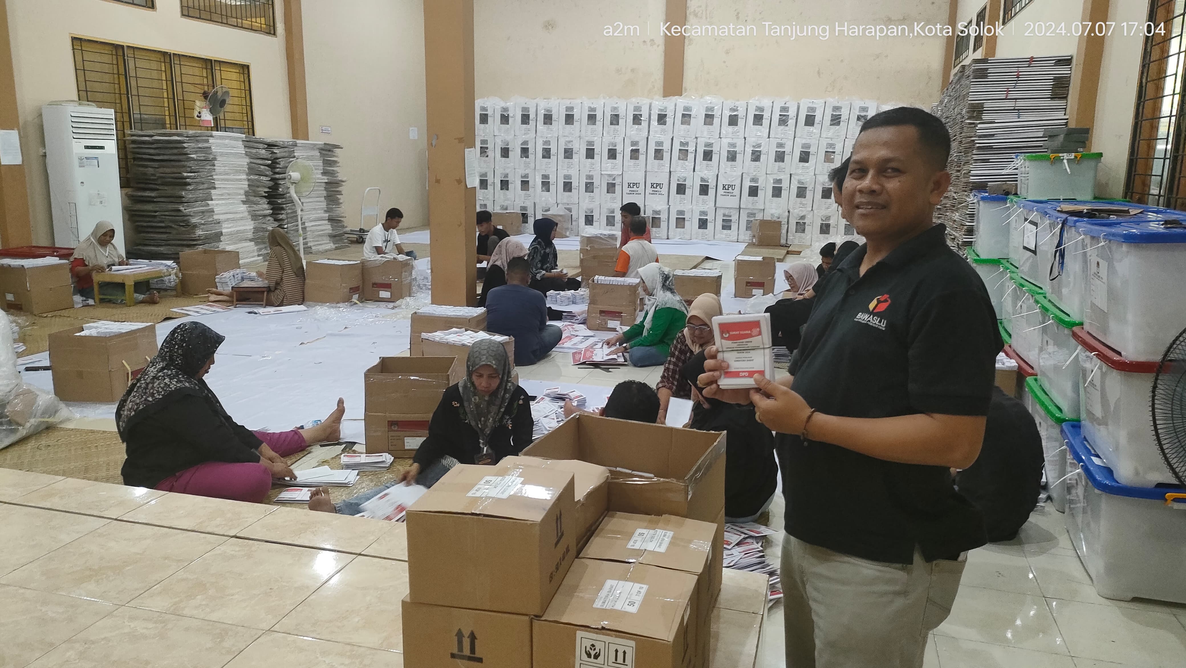 Anggota Bawaslu Kota Solok, Ilham Eka Putra lakukan pengawasan sortir lipat surat suara di Gudang Logistik KPU, Minggu (07/07).