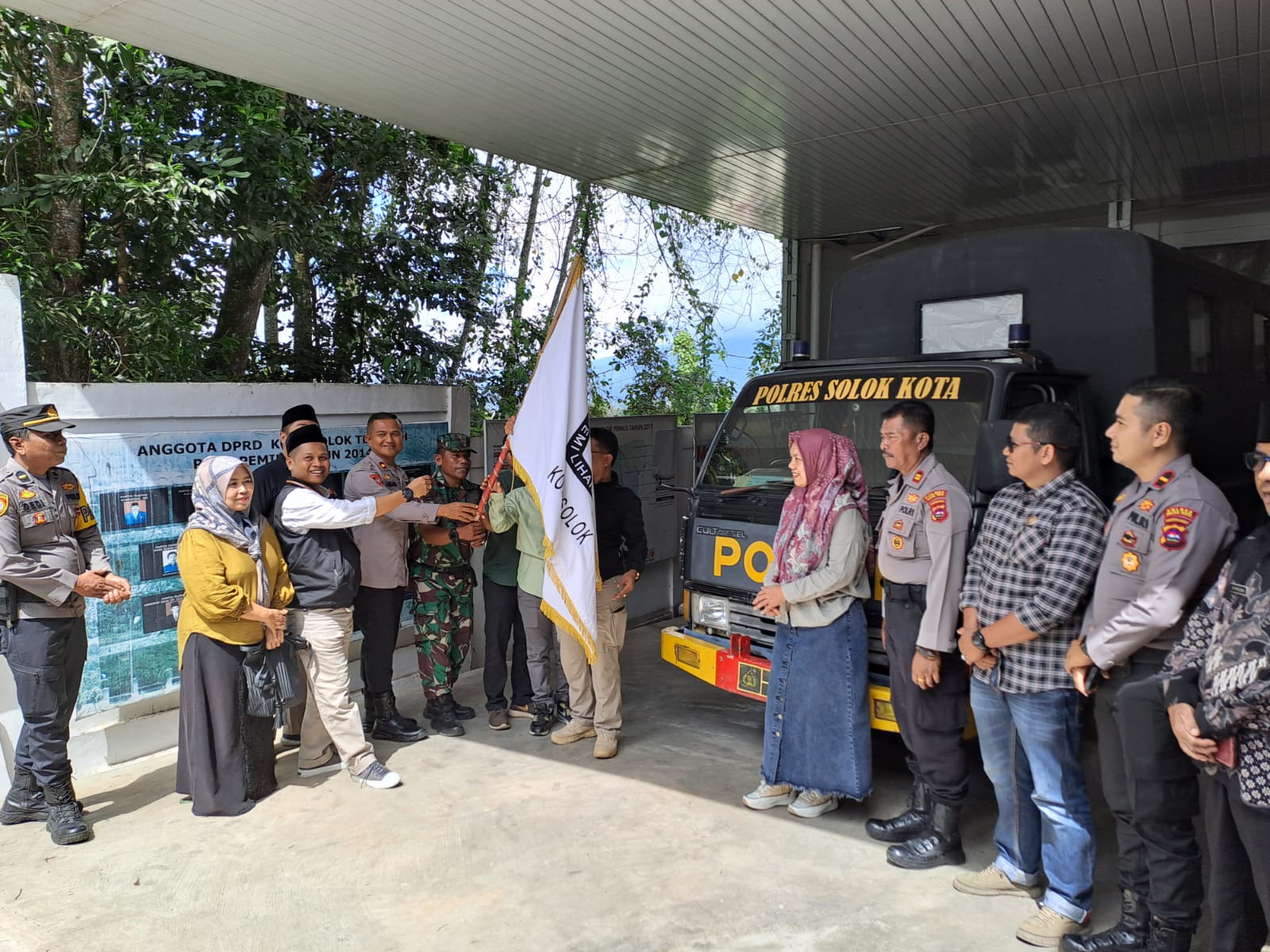 Anggota Bawaslu Kota Solok, Ilham Eka Putra dan Eka Rianto awasi pelepasan distribusi logistik PSU, Jum'at (12/07).