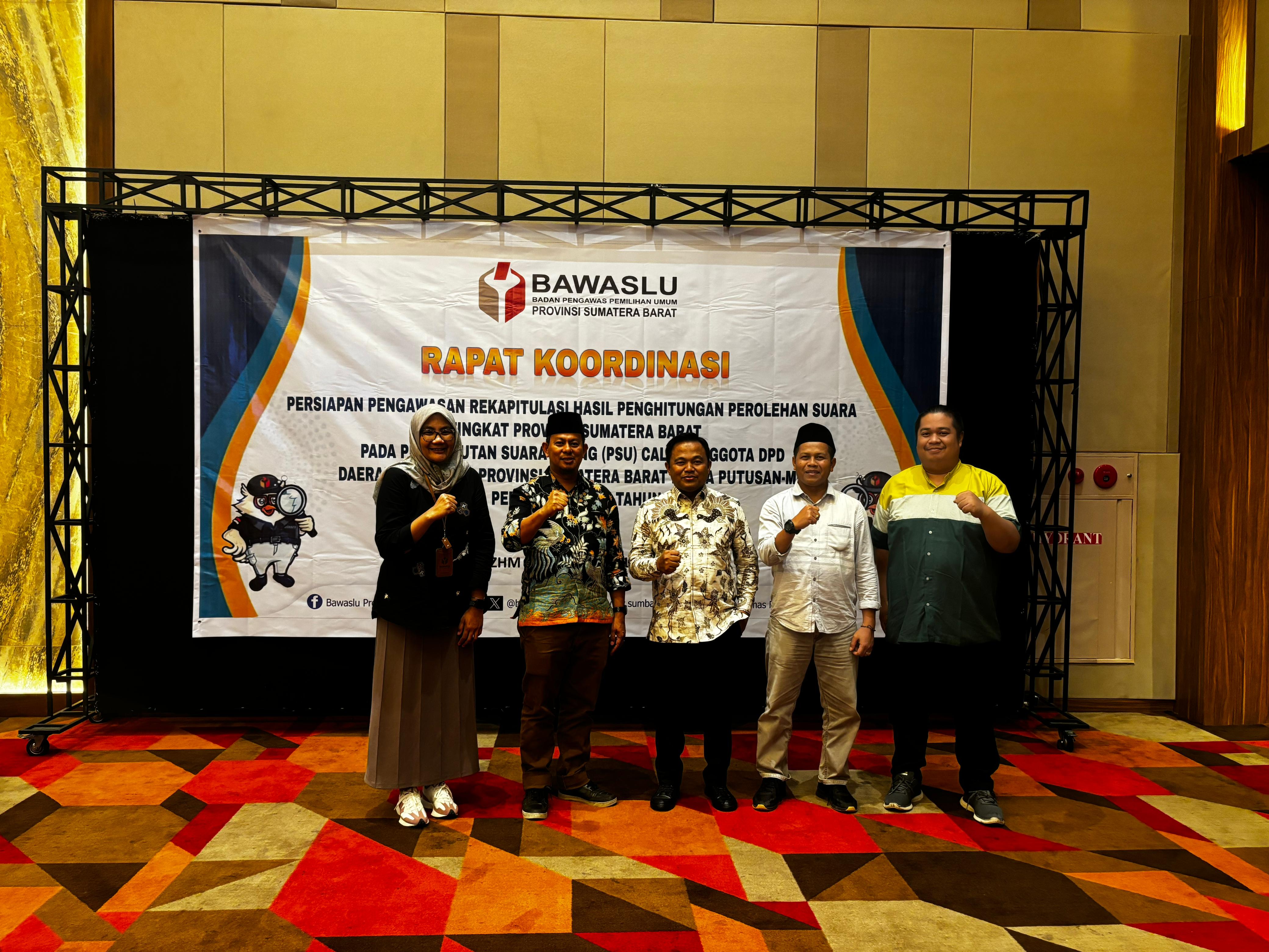 Komisioner Bawaslu Kota Solok bersama Komisioner Bawaslu Provinsi Sumatera Barat berfoto dalam kegiatan Rapat Koordinasi Persiapan Pengawasan Rekapitulasi Hasil Perhitungan Suara Tingkat Provinsi Sumbar pada PSU Calon Anggota DPD Dapil Sumbar pasca Putusan MK pada Pemilu 2024, di ZHM Hotel, Kamis (18/7).