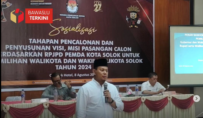 Ketua Badan Pengawas Pemilihan Umum (Bawaslu) Kota Solok, Rafiqul Amin hadir sekaligus menjadi narasumber dalam kegiatan Sosialisasi Tahapan Pencalonan & Penyusunan Visi, Misi Pasangan Calon berdasarkan RPJPD Pemda Kota Solok Untuk Pemilihan Walikota dan Wakil Walikota Solok Tahun 2024 yang digelar KPU Kota Solok di Caredek Hotel pada Kamis, (08/08).