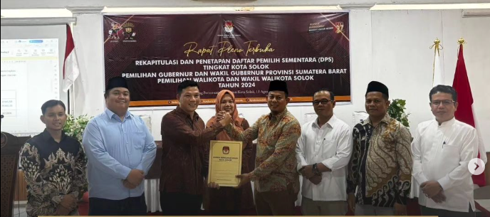 Ketua Badan Pengawas Pemilihan Umum (Bawaslu) Kota Solok, Rafiqul Amin beserta jajaran mengawasi proses Rapat Pleno Terbuka Rekapitulasi dan Penetapan Daftar Pemilih Sementara untuk Pilkada Serentak Tahun 2024 yang digelar oleh KPU di Ruang Pertemuan D'Relazion Kota Solok pada Minggu, (11/08).