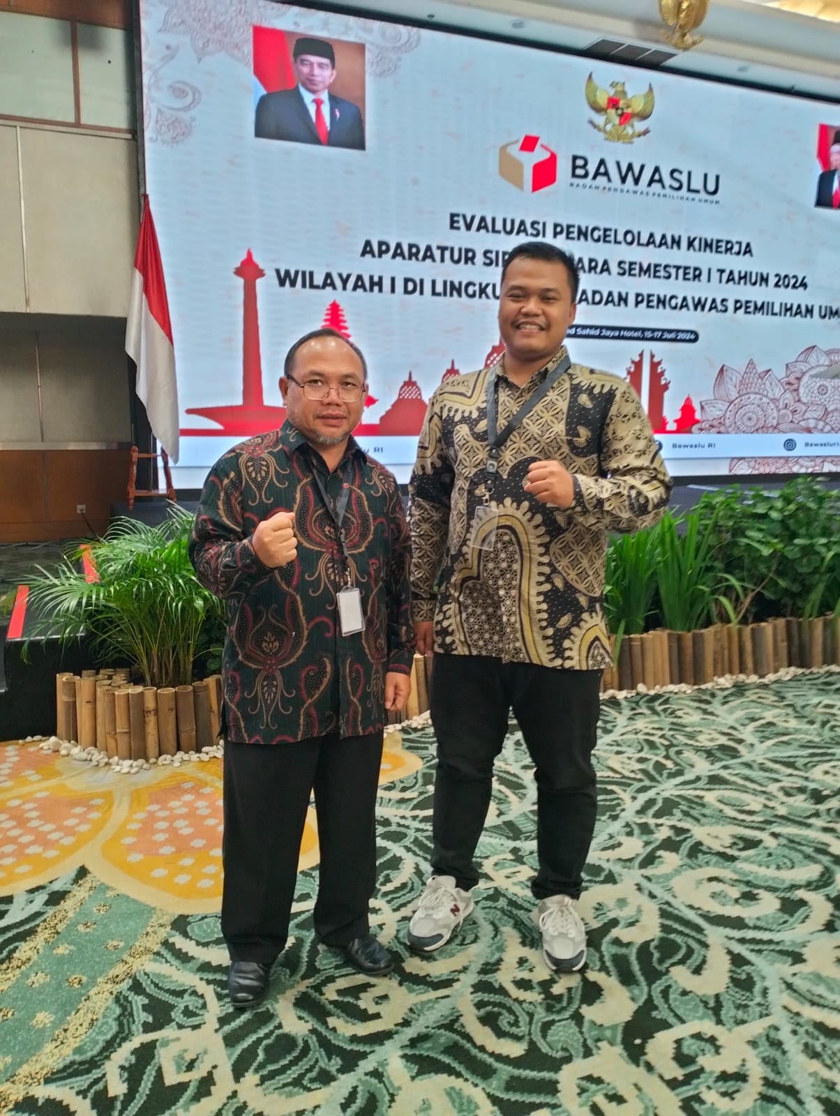 Koordinator Sekretariat Bawaslu Kota Solok dan staf menghadiri kegiatan Rapat Koordinasi (Rakor) Evaluasi Pengelolaan Kinerja ASN Bawaslu yang diadakan di Grand Sahid, Senin (15/7).