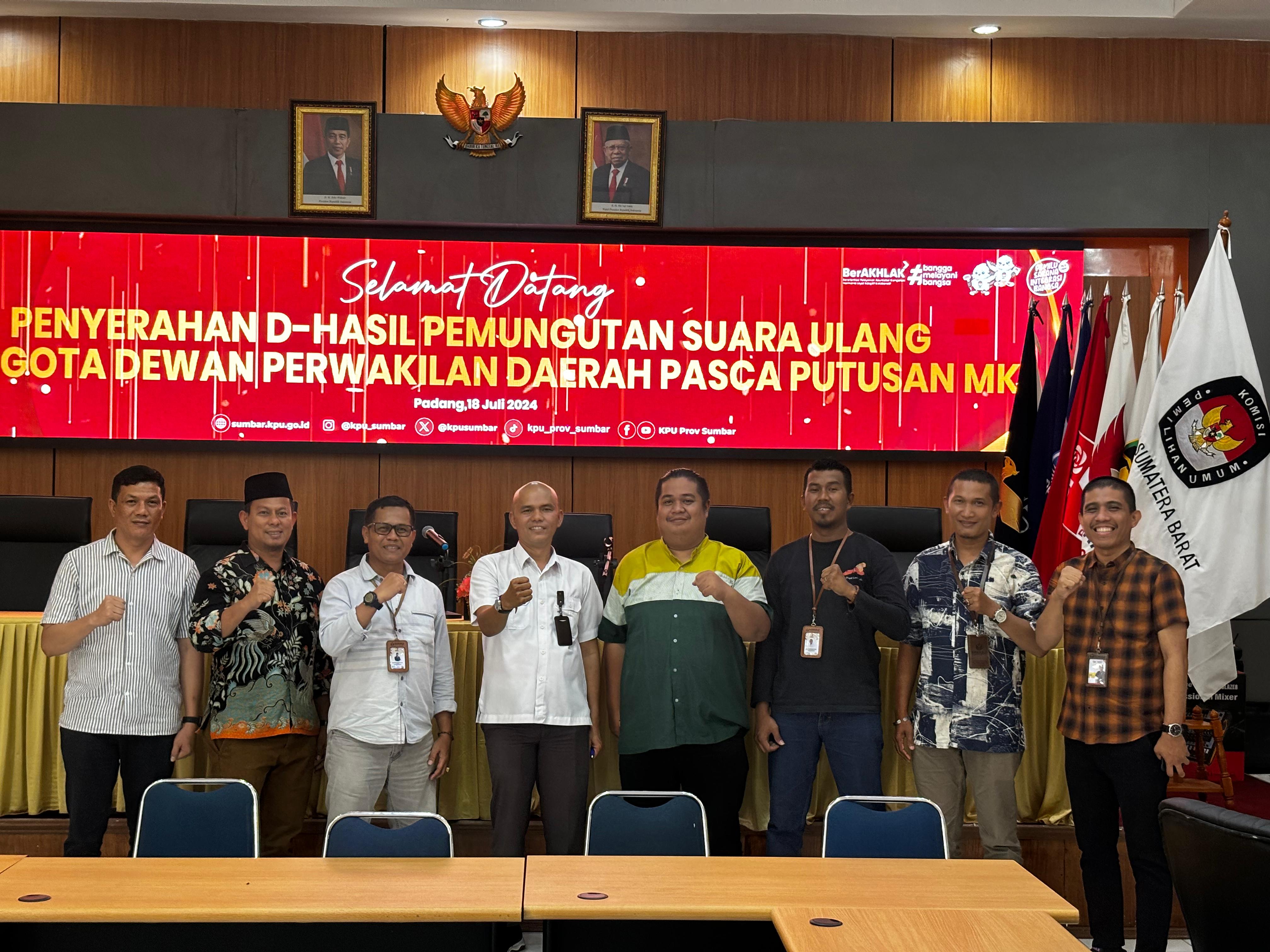 Bawaslu Kota Solok awasi langsung penyerahan D-Hasil Rekapitulasi Pemungutan Suara Ulang (PSU) Anggota Dewan Perwakilan Daerah (DPD) Daerah Pemilihan Sumatera Barat Pemilu Tahun 2024 Tingkat Kota Solok. Penyerahan ini dilakukan di Kantor KPU Provinsi Sumatera Barat, Kamis (18/07).