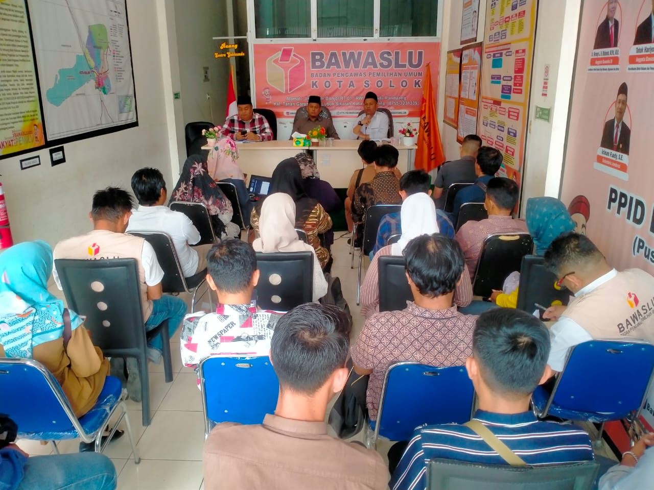 Dalam rangka mempersiapkan pengawasan rekapitulasi Daftar Pemilih Hasil Pemutakhiran (DPHP) di Tingkat Kecamatan se-Kota Solok, Bawaslu Kota Solok gelar rapat koordinasi bersama panwascam pada Senin, (05/08/24).