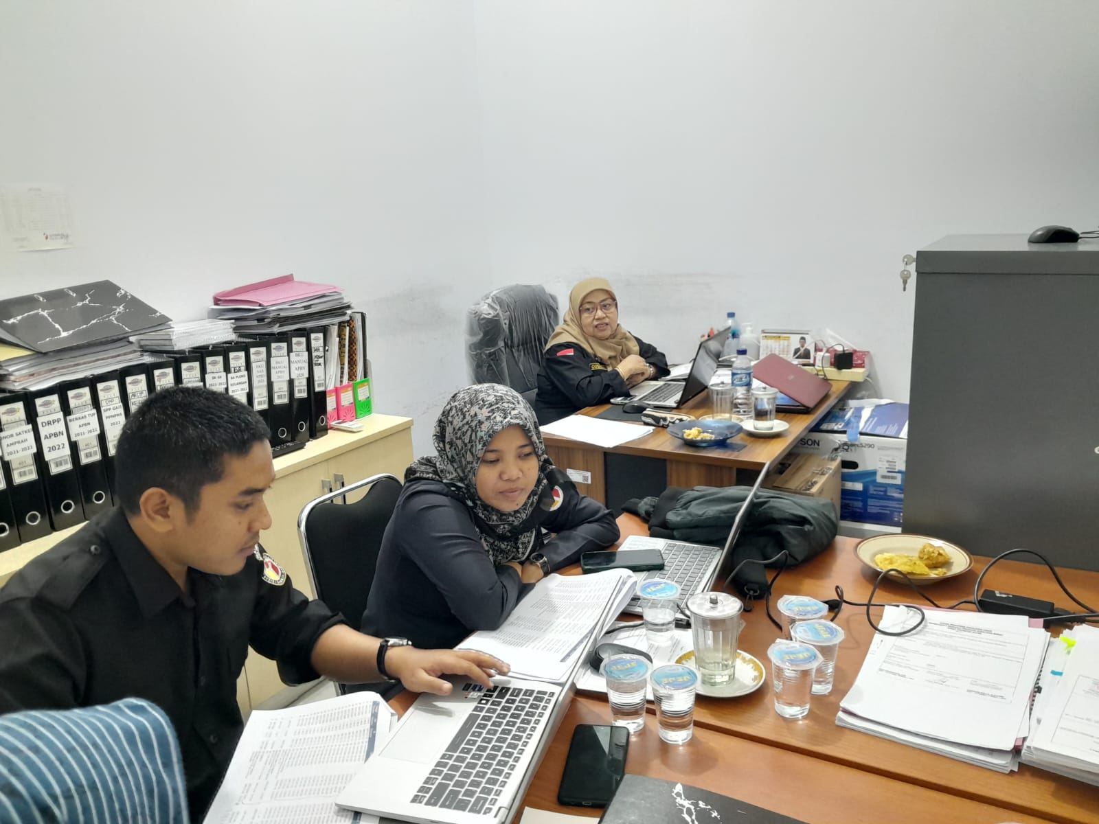 Badan Pengawas Pemilihan Umum (Bawaslu) Kota Solok kedatangan Tim Keuangan Bawaslu Provinsi Sumatera Barat. Dalam kunjungannya, Tim Keuangan Bawaslu Sumbar memberikan pembinaan administrasi keuangan kepada Divisi Keuangan Bawaslu Kota Solok, Selasa (06/08).