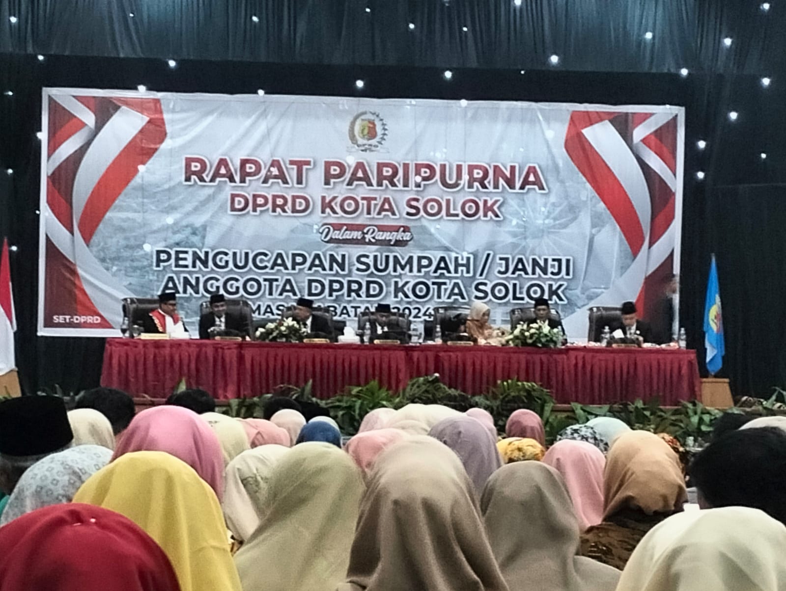 Sebanyak 20 orang Anggota DPRD Kota Solok periode 2024-2029 resmi dilantik dan diambil sumpahnya, Rabu (7/8/2024).