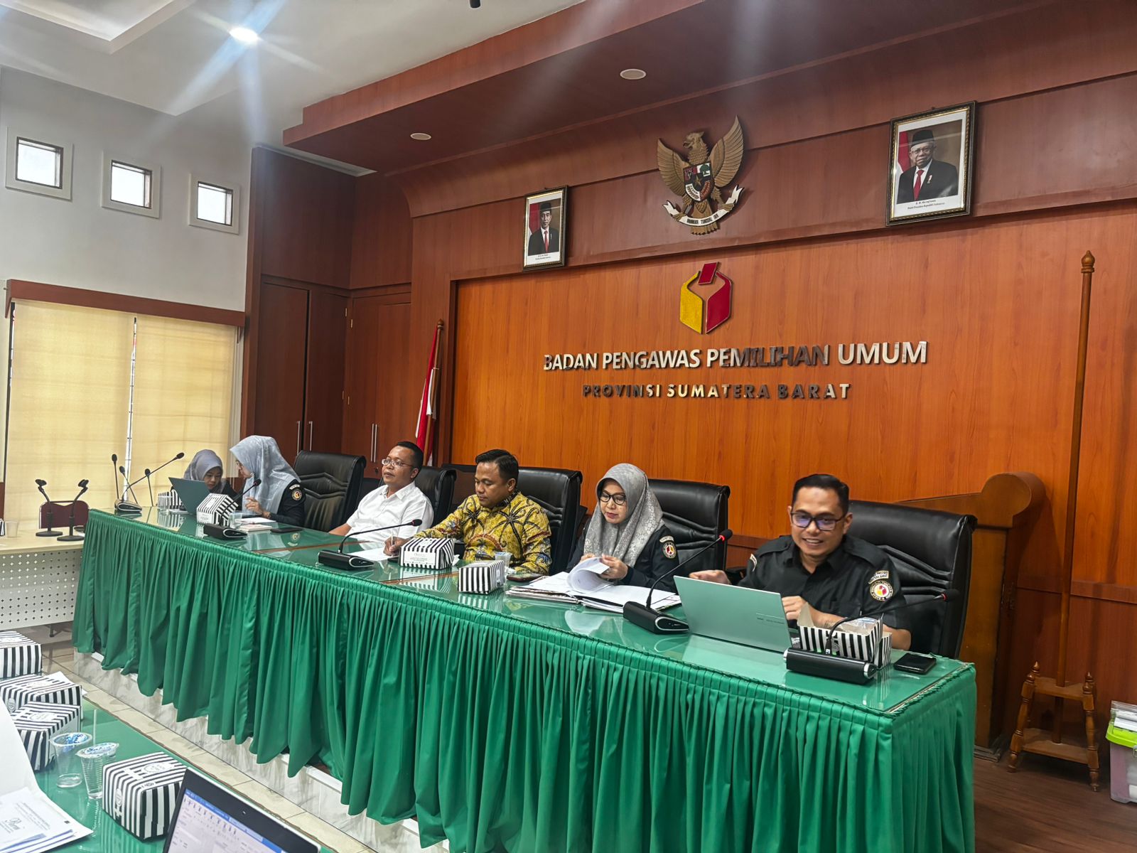 Badan Pengawas Pemilihan Umum (Bawaslu) Kota Solok hadir dalam kegiatan Rapat Kerja Teknis Pengawasan Pemutakhiran Dan Penyusunan Daftar Pemilih Pada Pemilihan Serentak Tahun 2024 yang digelar oleh Bawaslu Provinsi Sumatera Barat, Senin (12/08). 