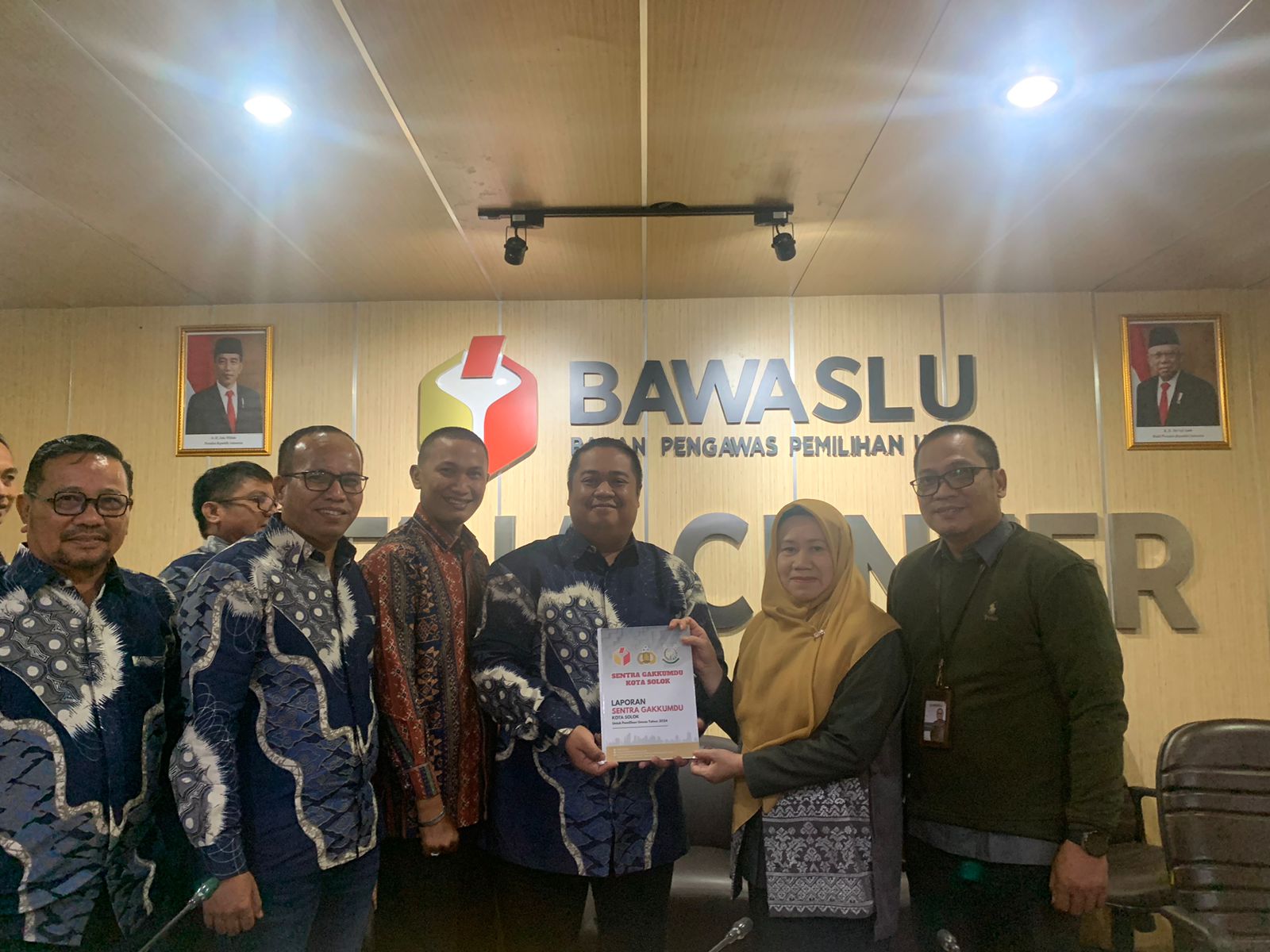 Badan Pengawas Pemilihan Umum (Bawaslu) Kota Solok menyerahkan laporan akhir Sentra Penegakkan Hukum Terpadu (Sentra Gakkumdu) dalam kunjungan ke Bawaslu RI, Senin (12/08).