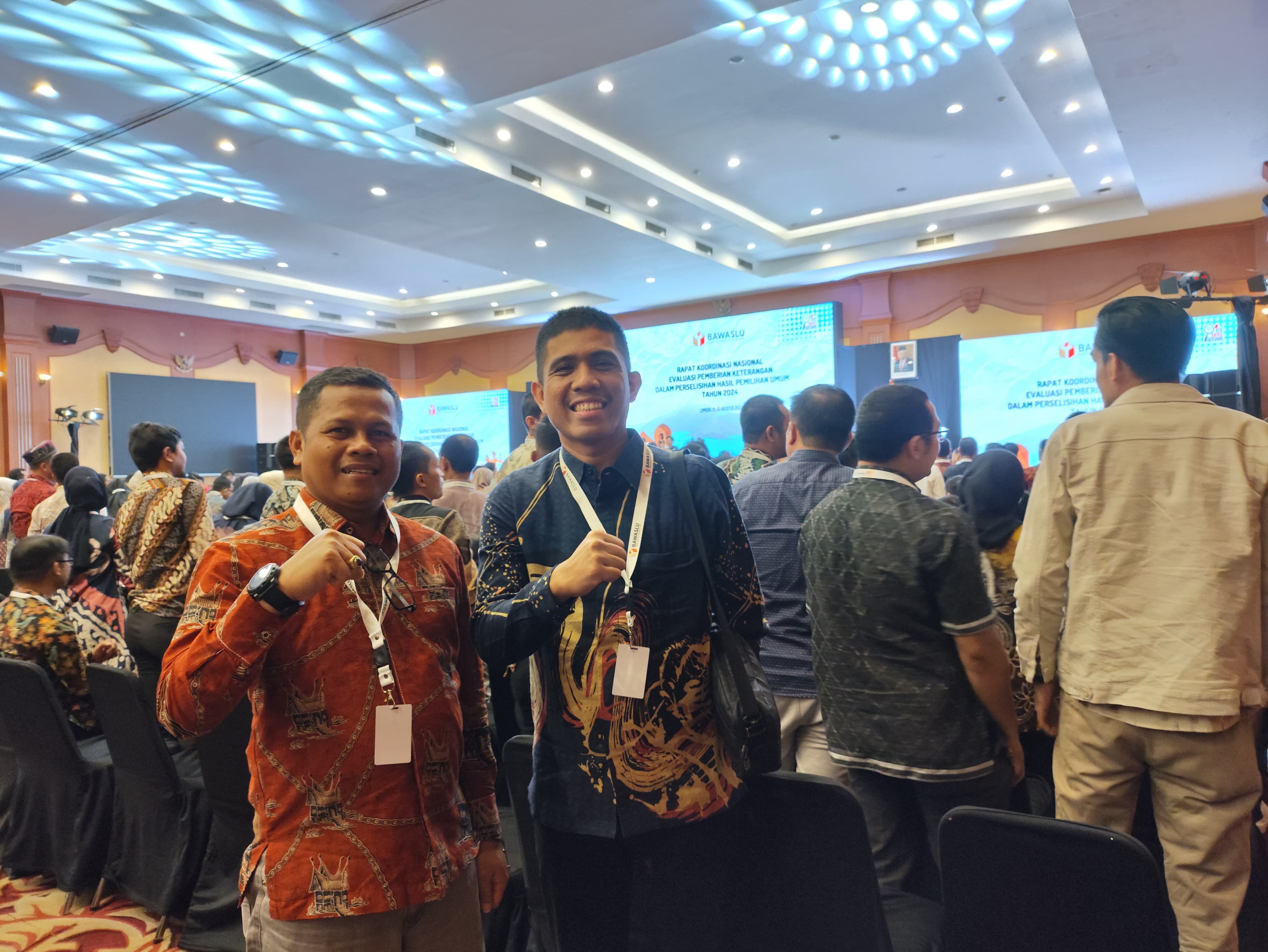 Anggota Bawaslu Kota Solok, Ilham Eka Putra dan 1 (Satu) orang stat mengiktui rapat koordinasi Nasional Evaluasi pemberian keterangan dalam Perselisihan Hasil Pemilihan Umum (PHPU) Tahun 2024 yang bertempat di Lombok (13/8/2024).