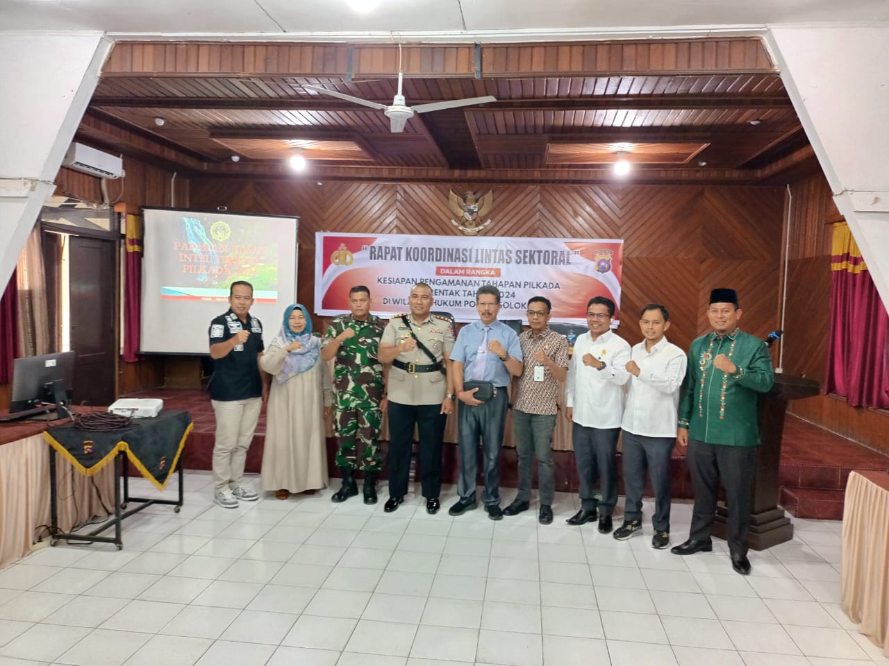 Ketua Bawaslu Kota Solok, Rafiqul Amin memberikan materi sosialisasi terkait tahapan dan persiapan Tahapan Pemilihan Serentak Gubernur dan Wakil Gubernur, Walikota dan Wakil Walikota di Kota Solok Tahun 2024 dalam kegiatan Rapat Koordinasi Lintas Sektoral bersama Polres Solok Kota, Jum'at (16/08).