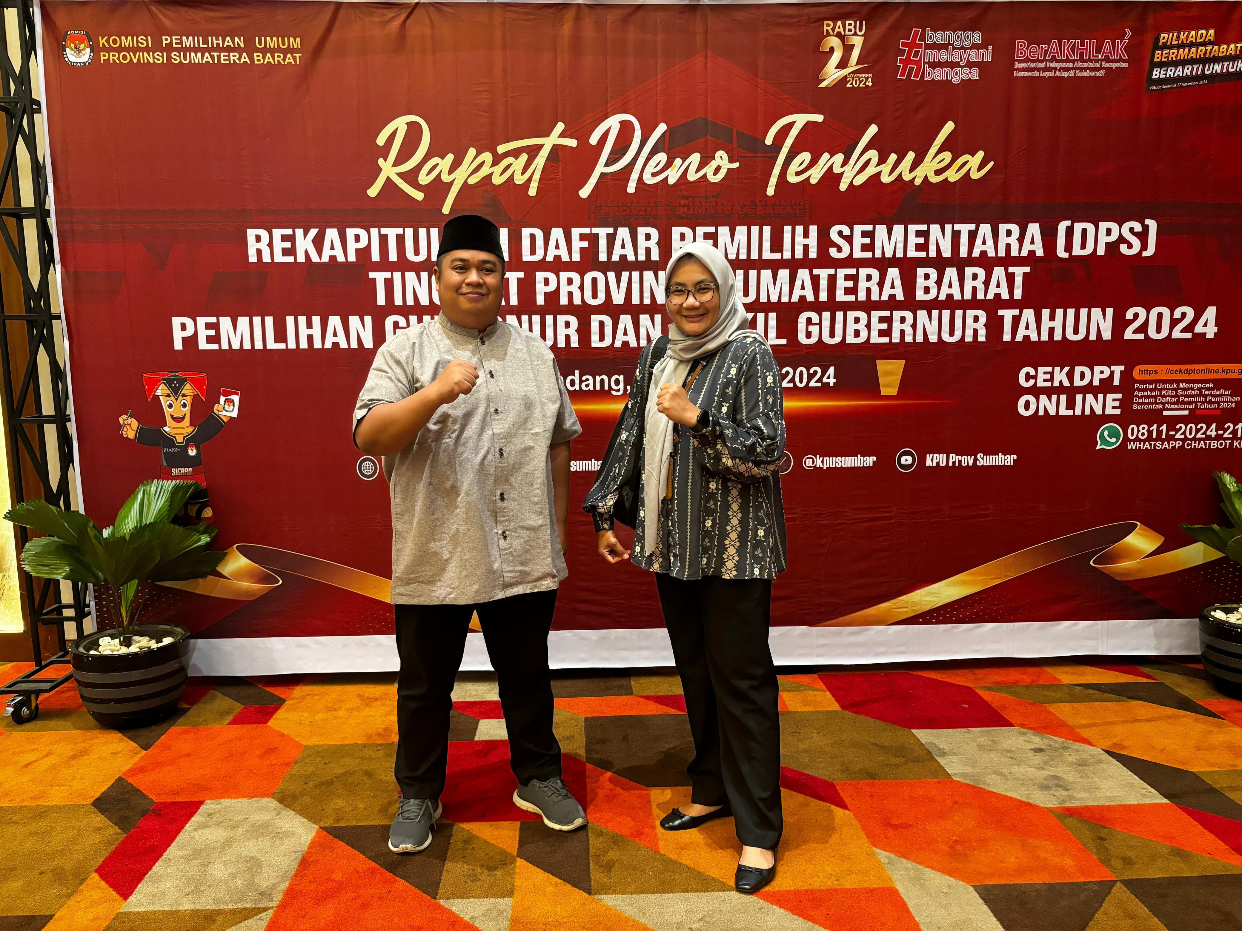 Anggota Bawaslu Kota Solok, Eka Rianto beserta staf mengikuti Rapat Pleno Terbuka terkait rekapitulasi DPS tingkat Provinsi untuk Pemilihan Gubernur pada Pilkada Serentak tahun 2024, Padang (16/08).