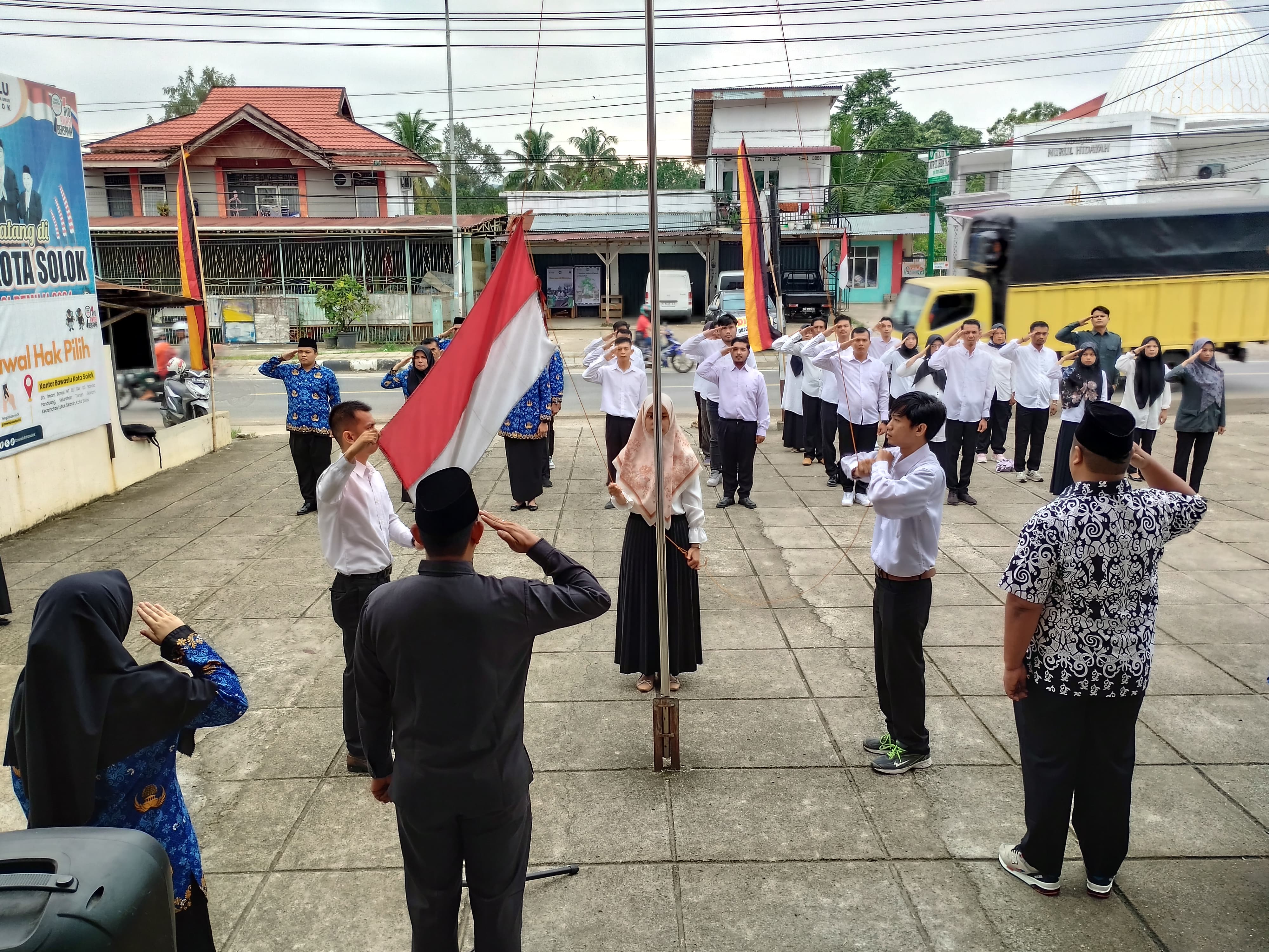 Dalam rangka memperingati Hari Ulang Tahun Republik Indonesia (HUT RI) ke-79, Badan Pengawas Pemilhan Umum (Bawaslu) Kota Solok menggelar upacara di depan Kantor Bawaslu Kota Solok, Sabtu (17/08).