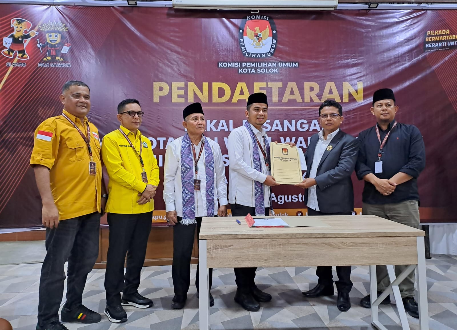 Ketua Bawaslu Kota Solok, Rafiqul Amin mengawasi proses penyerahan tanda terima berkas Bapaslon Dhani - Suryadi oleh KPU Kota Solok, Kamis (28/08).