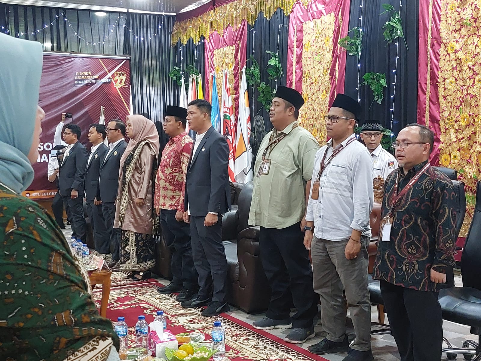 Ketua dan Anggota Bawaslu Kota Solok beserta jajaran melakukan pengawasan tahapan pendaftaran Bakal Pasangan Calon (Bapaslon) Walikota dan Wakil Walikota Solok pada Pemilihan Serentak Tahun 2024 secara intensif di Kantor KPU Kota Solok, Kamis (29/08).