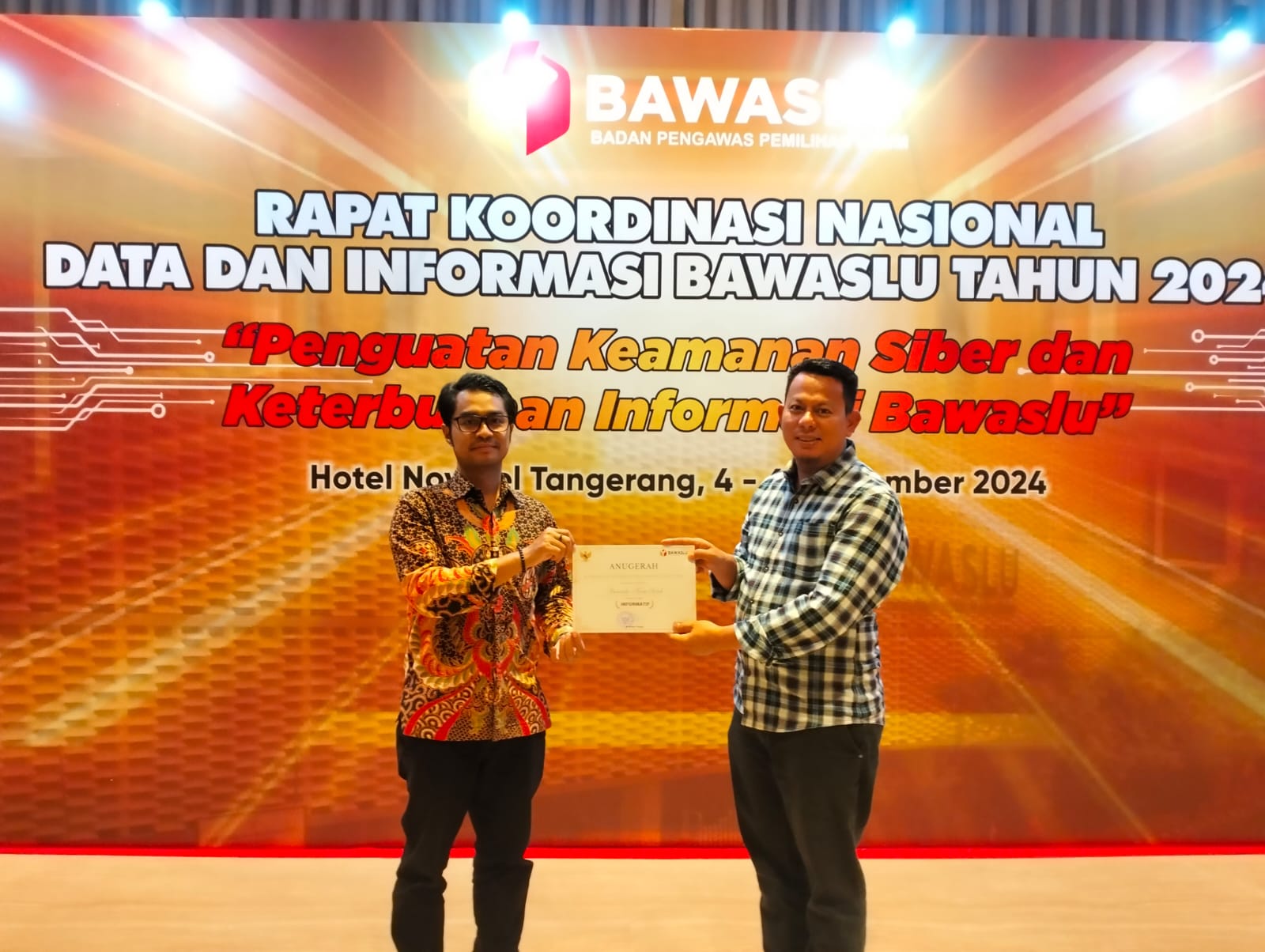 Badan Pengawas Pemilihan Umum (Bawaslu) Kota Solok kembali meraih predikat Informatif dalam Penghargaan Keterbukaan Informasi Publik yang digelar oleh Bawaslu Rl, Kamis (05/09).