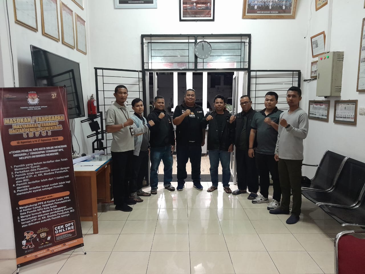 Badan Pengawas Pemilihan Umum (Bawaslu) Kota Solok melakukan pengawasan melekat tahapan perbaikan persyaratan administrasi calon oleh Pasangan Calon Walikota dan Wakil Walikota Solok Pemilihan Serentak Tahun 2024 di Kantor KPU Kota Solok. Pelaksanaan pengawasan dilaksanakan selama 3 hari berturut-turut dari Jum'at sampai dengan Minggu, (06/09/24 s.d 08/09/24).